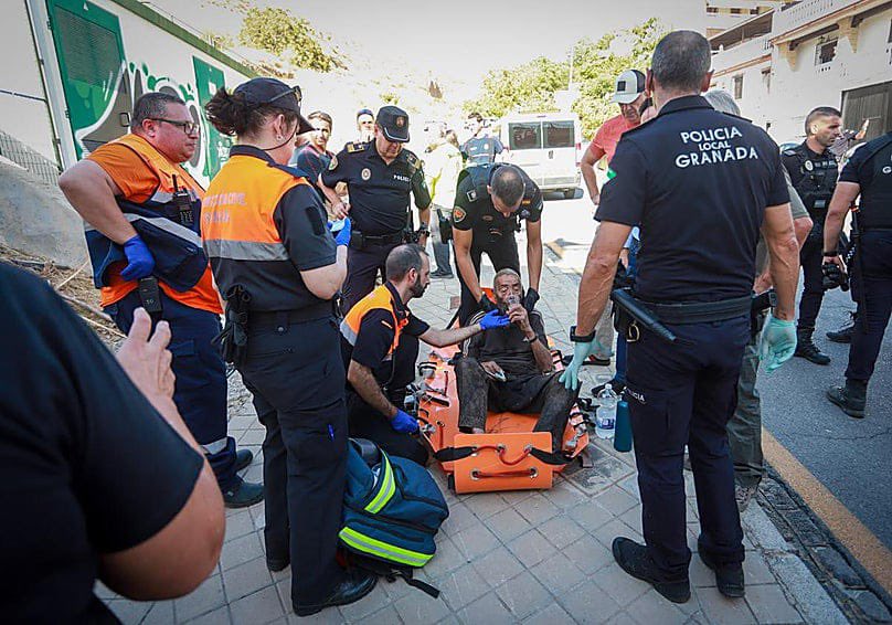pcivilgranada's tweet photo. 💙🧡 ¡Buenas noticias! Modesto ha sido localizado.

@PoliciaGr ha conseguido localizarlo y nuestro equipo ha realizado la primera intervención sanitaria, acompañándolo hasta la llegada del equipo médico. 🚑

👏 ¡Gran trabajo, compañer@s!

Gracias a todos por colaborar en su búsqueda.
¡La coordinación y el trabajo en equipo funcionan! 🌟

#ProtecciónCivilGranada #EstamosPorTi