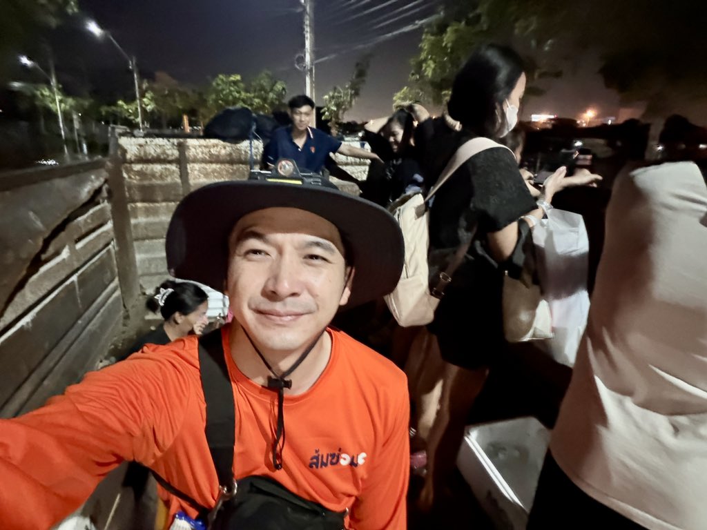 NatapholTo's tweet photo. จบภารกิจวันนี้ที่จุดเดิม หมู่บ้านนักกีฬา กรุงเทพกรีฑา เขตสะพานสูง ครับ ปัญหาตอนนี้ไม่ใช่การส่งข้าวส่งน้ำแล้วครับ แต่ปัญหาคือทำยังไงให้น้ำลดลง เพราะพื้นที่ตรงนี้พี่น้องประชาชนบอกว่าน้ำไม่ลดลงเลย เรื่องนี้คงต้องหาคำตอบจากสำนักงานเขตและสำนักระบายน้ำ กทม. ครับว่าจะแก้ตรงจุดนี้อย่างไร ไม่งั้นประชาชนต้องอยู่กับน้ำระดับเข่าถึงต้นขานี้ไม่ต่ำกว่า 7 วันแน่ๆ .. แต่วันนี้สำหรับทีมซัพพอร์ต สส.คุง ของเรา ภารกิจส่งข้าว-ส่งน้ำ-ส่งยา-ส่งคน สำเร็จลุล่วงดี ทีมปลอดภัยทุกคนครับ
.

#น้ำท่วม69 #พรรคประชาชน #PPLEFLOOD69