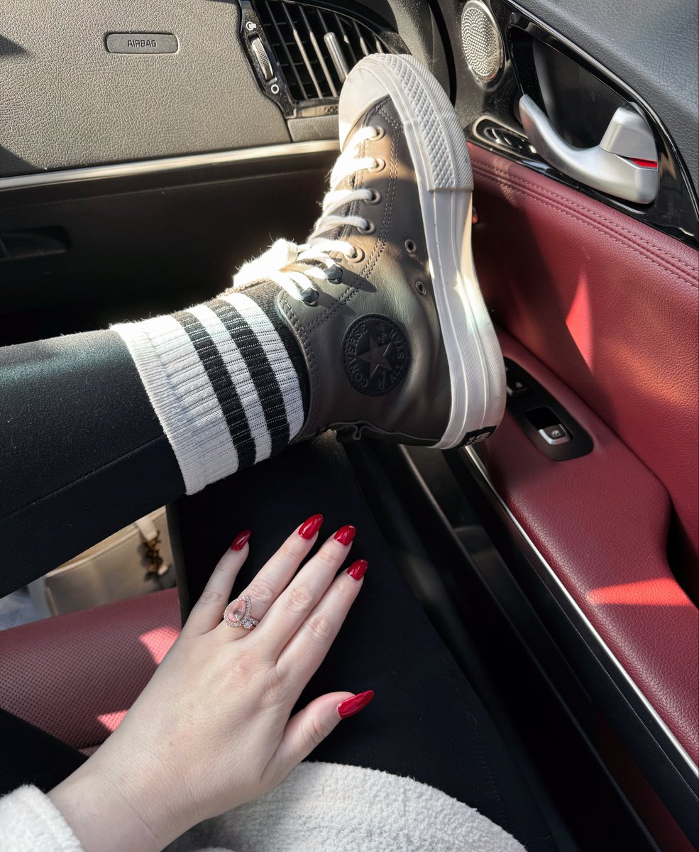 SerenasSneakers's tweet photo. Anyone else feeling ready for cooler weather soon, red nails, and cute socks over leggings with Converse? https://t.co/vqiM8jwciA