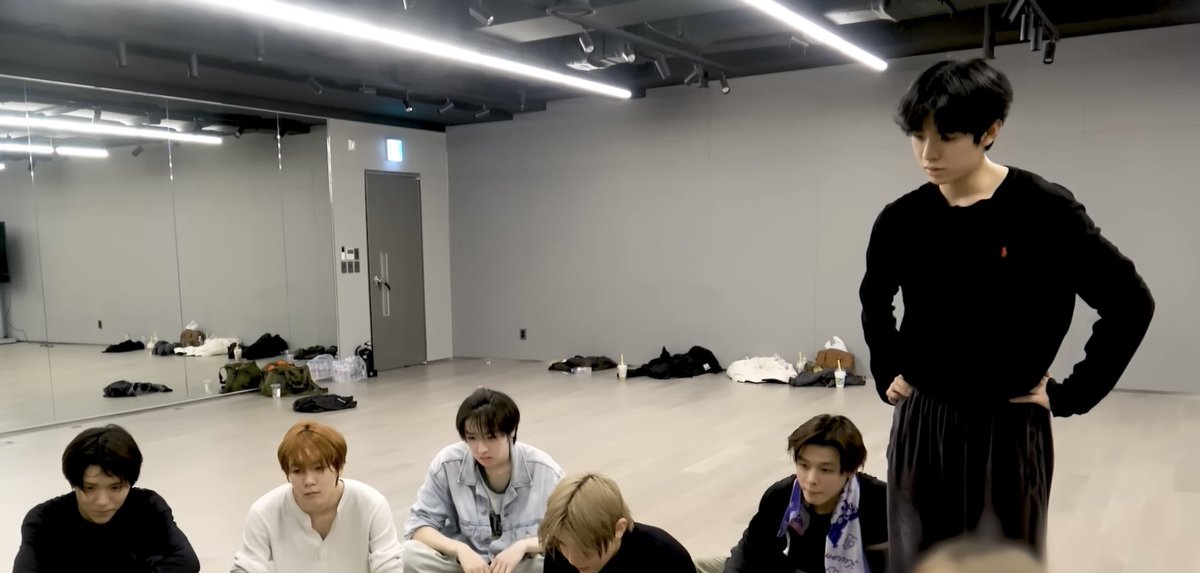 5OOOhz's tweet photo. 이 포즈로 관전 및 모니터링하는거 사랑인듯 https://t.co/aZxWLXXWjc
