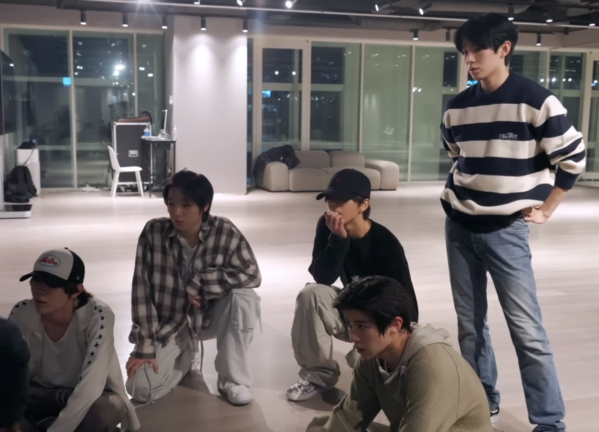 5OOOhz's tweet photo. 이 포즈로 관전 및 모니터링하는거 사랑인듯 https://t.co/aZxWLXXWjc