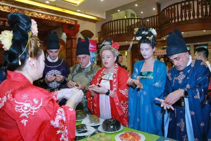 ConsulateChnMan's tweet photo. Inbound travelers revel in Chinese goods, culture during Mid-Autumn holiday https://t.co/dJJwQ1EmTQ https://t.co/5b1hrD83dj