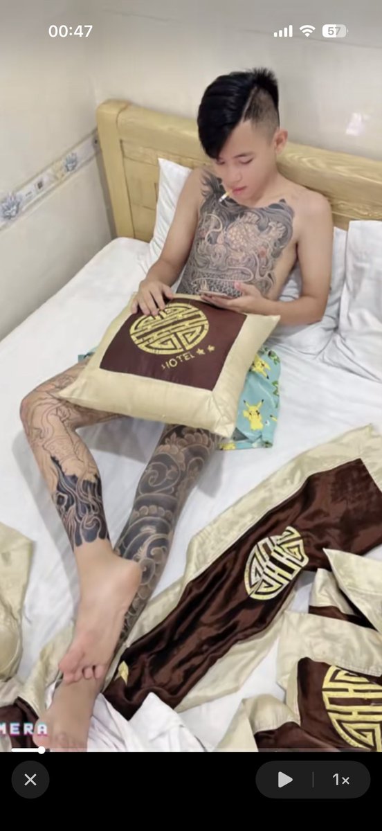 LinhBui51099's tweet photo. Chân trai thẳng xăm mình la 1 thứ gi đó rất cuốn va ngon. Muốn được liếm cả ngày.
E thích liếm chân bj cu. Ai muốn phục vụ k ạ. 
Trai thẳng nhỏ tuổi ốm thôi ạ.
Sài Gòn ạ

Mấy ảnh ngon https://t.co/ddrIfVihzF