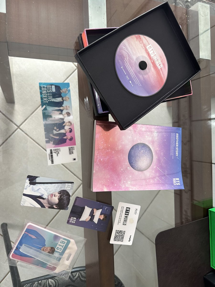 dudissf4's tweet photo. [VENDA] 

Álbum BTS world completo com o pôster enquadrado e com proteção anti umidade 

$500,00 (valor negociável)
Estou vendendo pq não sou mais army https://t.co/EHtdnb77H6