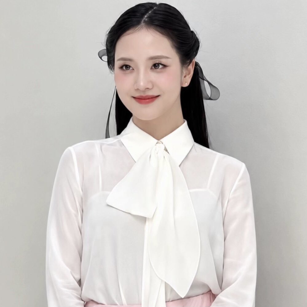JISOOconcert's tweet photo. JISOO at Dior Fashion Show in Paris 🦢

#JISOOxDiorSummer27 #DiorSS27 https://t.co/6laAVjEYkp