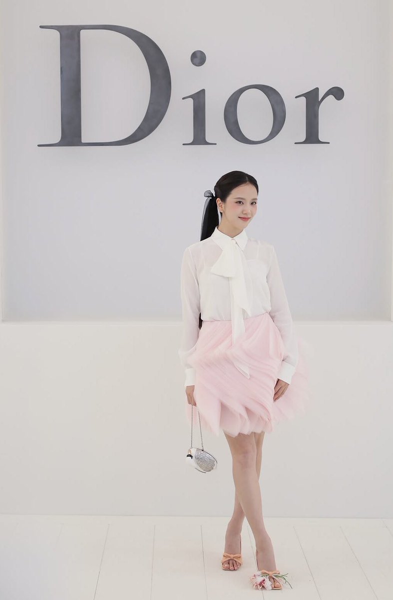 JISOOconcert's tweet photo. JISOO at Dior Fashion Show in Paris 🦢

#JISOOxDiorSummer27 #DiorSS27 https://t.co/6laAVjEYkp