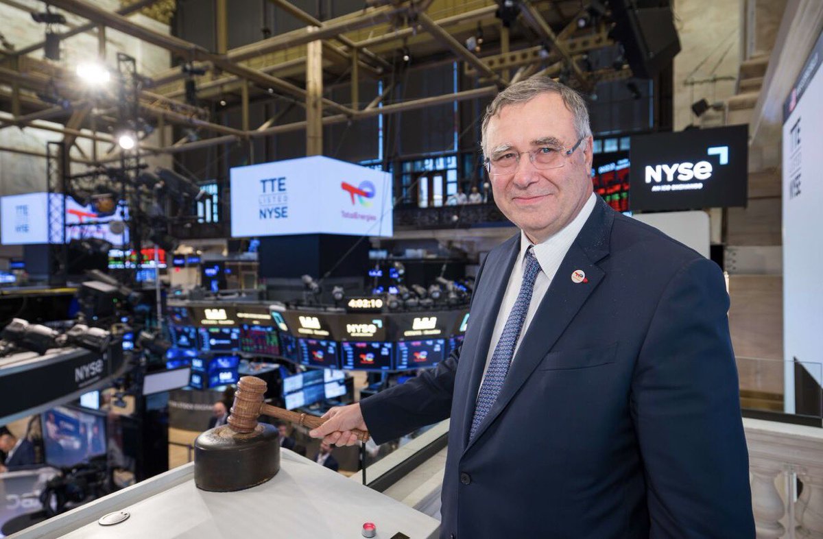 Divs_King's tweet photo. Patrick Pouyanné a sonné la cloche du New York Stock Exchange hier 🛎️

Si TotalEnergies voulait envoyer un message subliminal aux politiques français, elle ne s’y serait pas mieux prise… 

Pour rappel, l’action est déjà cotée à New York depuis le 8 décembre dernier 🇺🇸 https://t.co/KDYZ7TKMgV