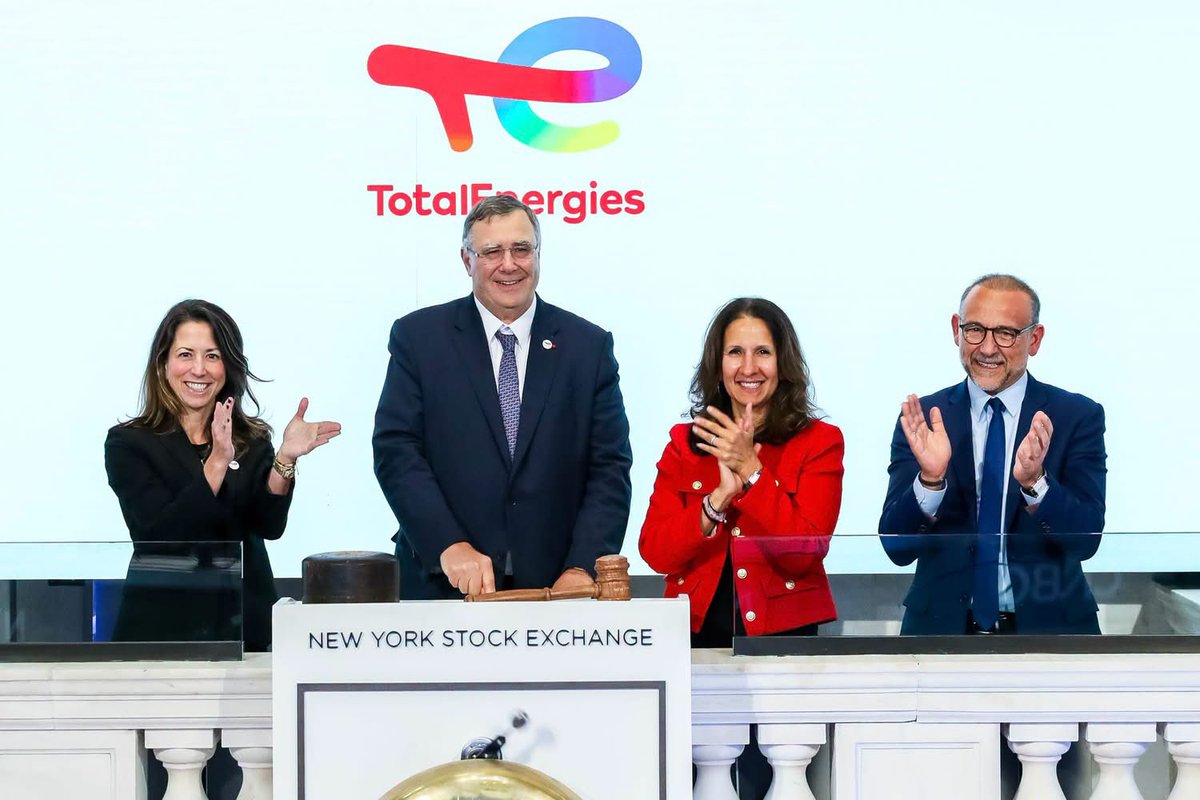 Divs_King's tweet photo. Patrick Pouyanné a sonné la cloche du New York Stock Exchange hier 🛎️

Si TotalEnergies voulait envoyer un message subliminal aux politiques français, elle ne s’y serait pas mieux prise… 

Pour rappel, l’action est déjà cotée à New York depuis le 8 décembre dernier 🇺🇸 https://t.co/KDYZ7TKMgV