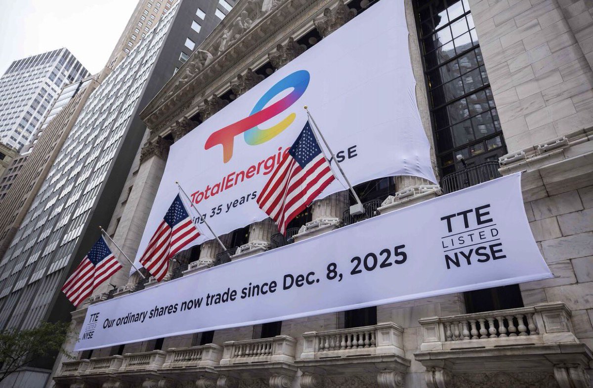 Divs_King's tweet photo. Patrick Pouyanné a sonné la cloche du New York Stock Exchange hier 🛎️

Si TotalEnergies voulait envoyer un message subliminal aux politiques français, elle ne s’y serait pas mieux prise… 

Pour rappel, l’action est déjà cotée à New York depuis le 8 décembre dernier 🇺🇸 https://t.co/KDYZ7TKMgV