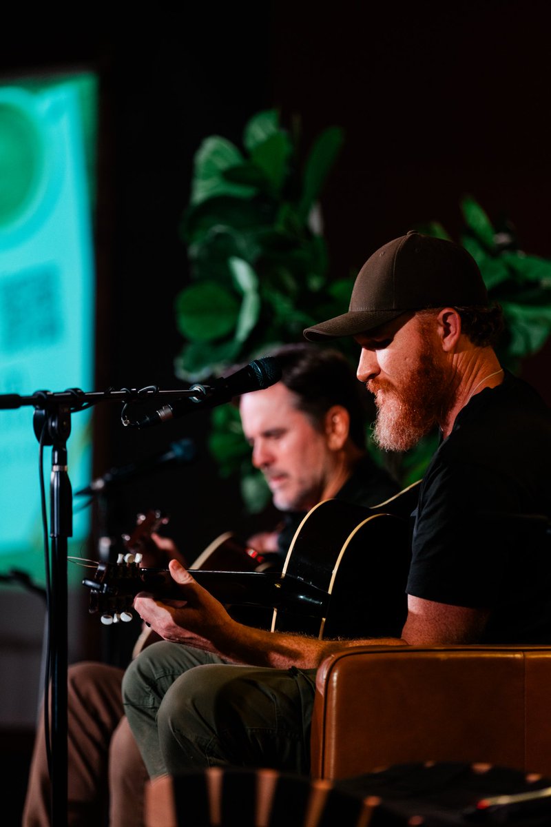 ericpaslay's tweet photo. Y’all packed it out last night for a SOLD OUT Song In A Hat! Huge thanks to my buddy @CharlesEsten for hanging with us  and the @listeningroom crew for being the best as always… Mark your calendars for the next one on Oct. 26!

#nashville #writersround #songwriter https://t.co/EwFfQQn7do