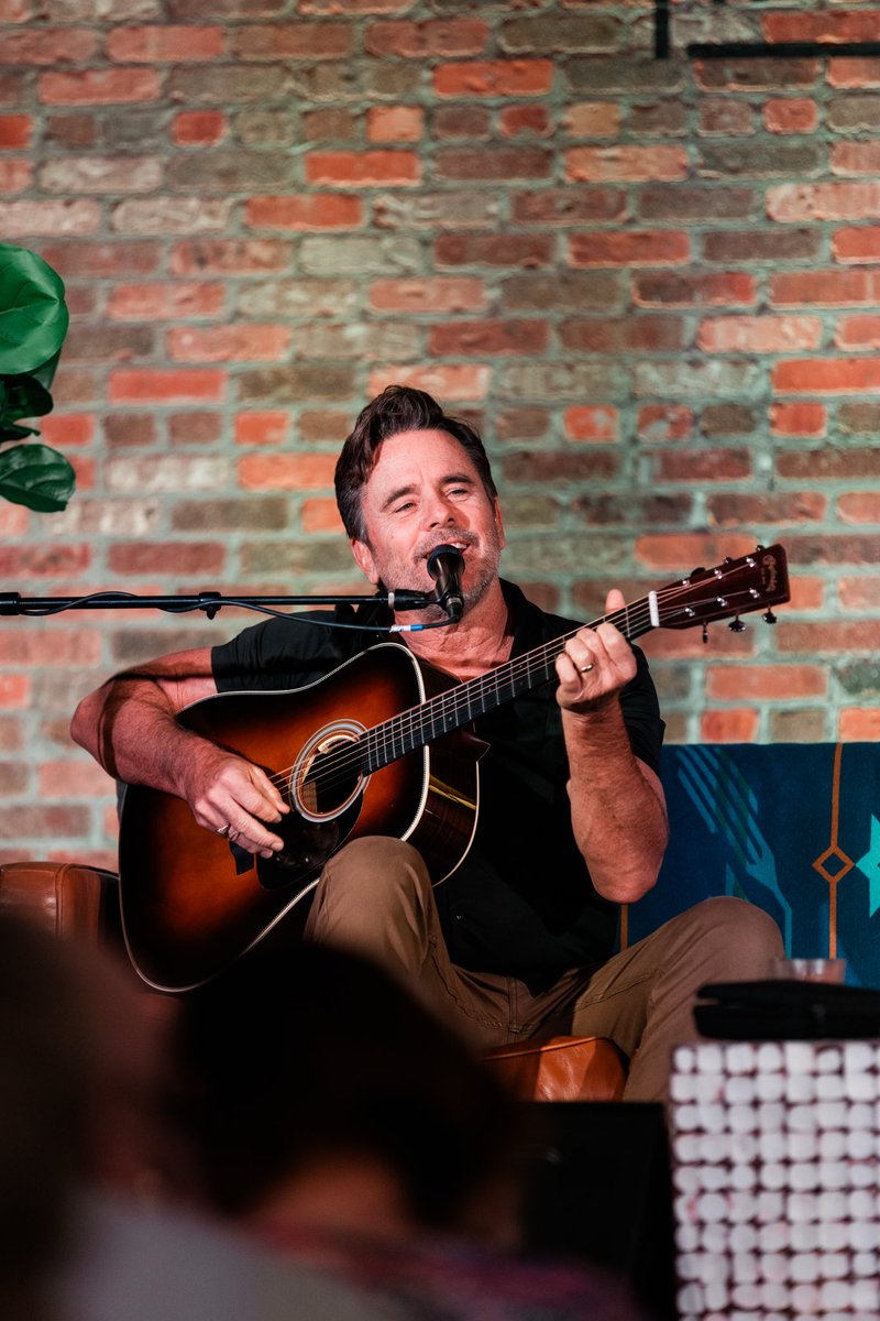 ericpaslay's tweet photo. Y’all packed it out last night for a SOLD OUT Song In A Hat! Huge thanks to my buddy @CharlesEsten for hanging with us  and the @listeningroom crew for being the best as always… Mark your calendars for the next one on Oct. 26!

#nashville #writersround #songwriter https://t.co/EwFfQQn7do
