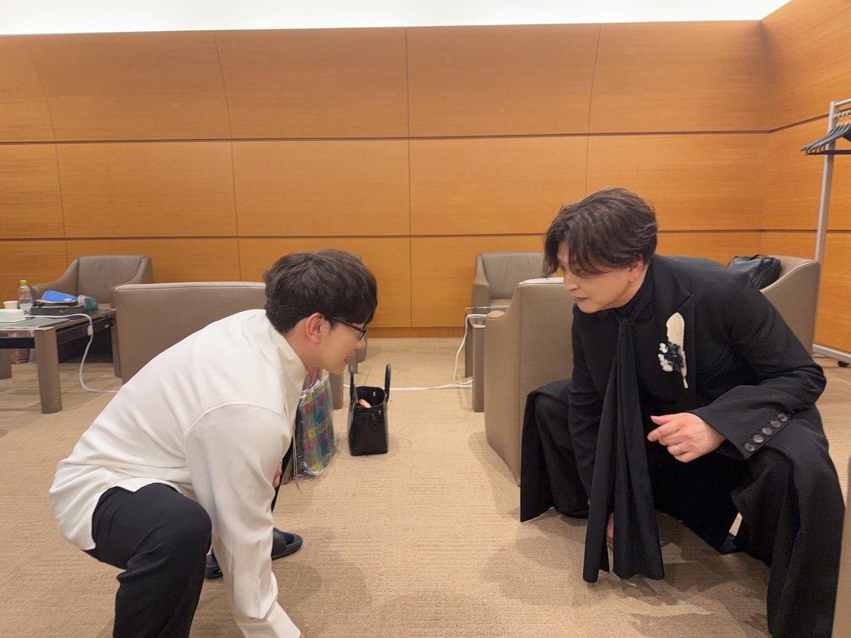 mdrkw_hikaru's tweet photo. 月1配信ギリ間に合いました(^_^;)
本日22時から9月を振り返りたいと思います。オレのアンダーを務めてくれた清水健佑クン、さっくんのアンダーを務めてくれた辻史人クンともパシャ。どうもありがとうございました♪そして【はっけよい】🤣 https://t.co/g44ohl3Qxw