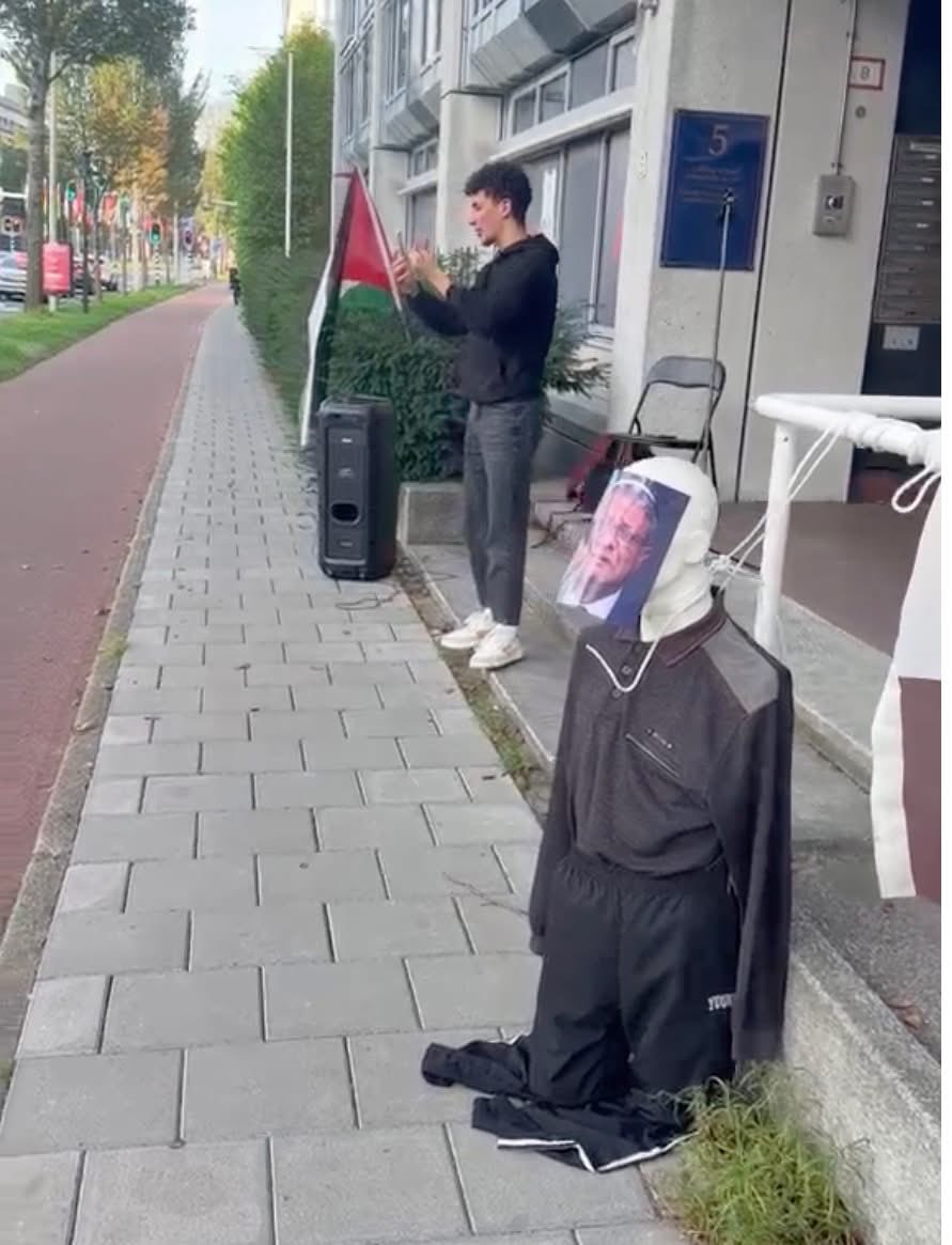 Tarekkhabib's tweet photo. الثلاثاء ٢٩ سبتمبر ٢٠٢٦ .. لليوم التاني على التوالي، أنس أخويا بيطلع بث مباشر من قدّام السفارة الإسرائيلية في لاهاي … والمرة دي مع «إعدام رمزي» لبن غفير.

أنس لوحده... راح اشترى مانيكان، وحط عليه صورة بن غفير، وعلّقه بحبل مشنقة قدّام السفارة الإسرائيلية.. رداً على إجرامه بحق أهلنا وأسرانا في سجون الإحتلال.
ورفع علم فلسطين وعلم مصر على سور السفارة، وشغّل أغاني فلسطينية، منها «مهابًا كان إذ يمشي»… قدّام سفارتهم!

تفتكر نقدر نعمل كده في مصر؟! سيبك من المانيكان والمشنقة … نقدر نقف بالأعلام ونشغّل الأغاني ونطالب بقطع العلاقات التجارية اللي تجاوزت ٤٠ مليار دولار، ونرجع بيوتنا عادي!؟

المفارقة إنك كمصري، تقدر تقف قدّام سفارة إسرائيل في بلد أجنبي وتعلن غضبك بالصوت والصورة … لكن في بلدك، قبل ما تفكر «هقول إيه؟»، هتلاقي نفسك بتفكر «هيروحوا بيا فين .. وهختفي فين ويا ترى أهلي هيشوفوني تاني!؟».

النظام مكمّل تجارته ومصالحه مع إسرائيل، والمصري هو اللي لازم يحسب ألف حساب قبل ما يتضامن مع فلسطين … وبعدها يطلعوا يكلّمونا عن الوطنية والسيادة والأمن القومي .. ويطلع إعلام إبن مليكة يتهمنا بالجاسوسية والخيانة .. وهو أكبر خاين واكبر جاسوس في تاريخ مصر!

السيسي مش بيحمي المصري، السيسي بيحمي إسرائيل من غضب المصريين.
#يوم_الكرامة