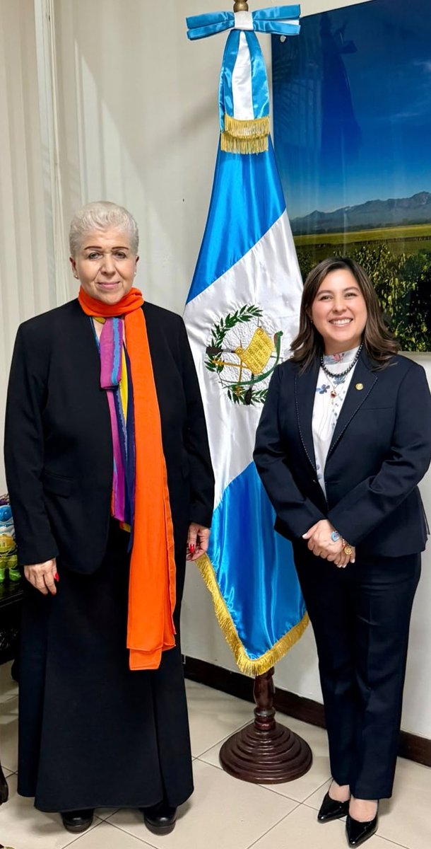 MinexGt's tweet photo. 🇬🇹🤝🇲🇽 | En el marco de la sólida relación bilateral entre Guatemala y México, la Directora General de Relaciones Internacionales Bilaterales del @MinexGt sostuvo un fructífero encuentro de trabajo con la Embajadora de México en Guatemala, Luz Elena Baños, y sus respectivos equipos.

Durante la reunión, se intercambiaron perspectivas estratégicas sobre las prioridades bilaterales y regionales, para reafirmar el compromiso mutuo de impulsar iniciativas conjuntas que promuevan el bienestar, el desarrollo sostenible y la cooperación integral entre ambas naciones.
#RelacionesConElMundo
