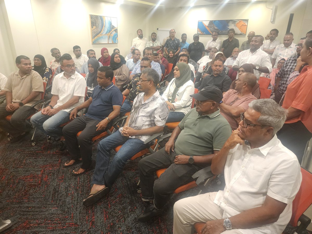 Mohamedfaisalv's tweet photo. Hon @abdulla_shahid team dhuvaheh dhuvahakah dhanee hedhi boduvamun ... live Male City #FudhutheriDhiveiRaajje 
@aabaareh https://t.co/nVDK9oYvyP