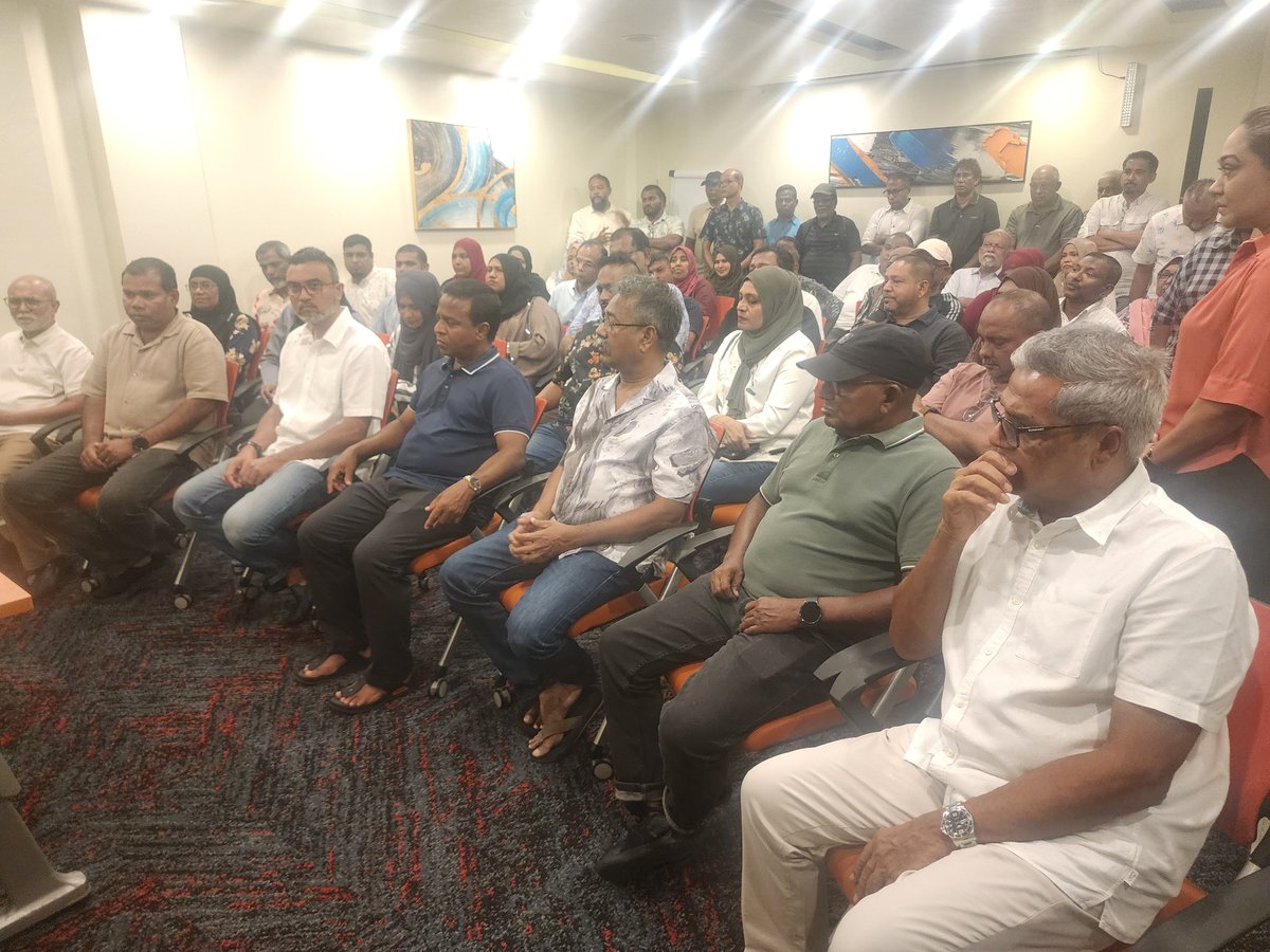 Mohamedfaisalv's tweet photo. Hon @abdulla_shahid team dhuvaheh dhuvahakah dhanee hedhi boduvamun ... live Male City #FudhutheriDhiveiRaajje 
@aabaareh https://t.co/nVDK9oYvyP
