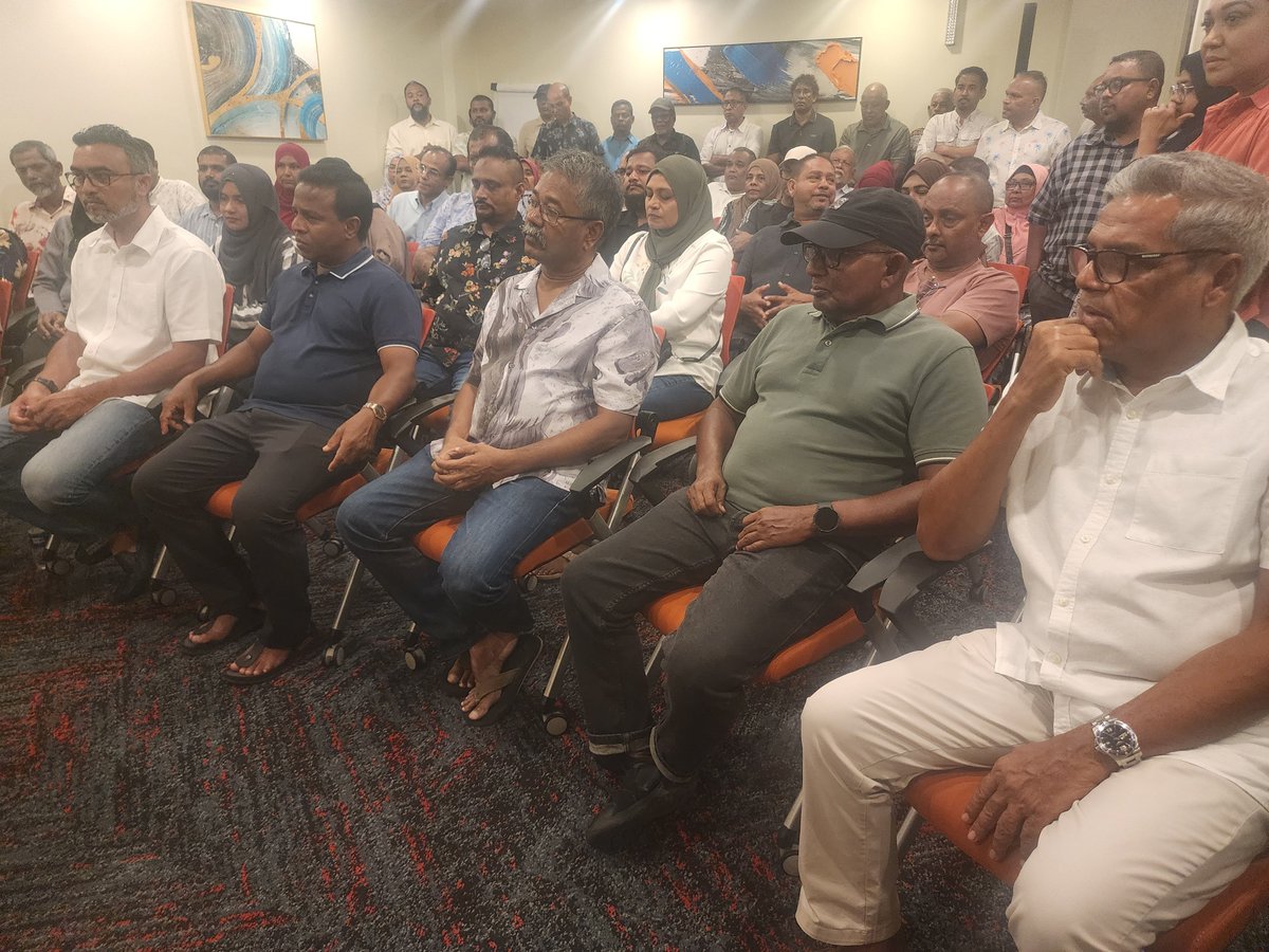 Mohamedfaisalv's tweet photo. Hon @abdulla_shahid team dhuvaheh dhuvahakah dhanee hedhi boduvamun ... live Male City #FudhutheriDhiveiRaajje 
@aabaareh https://t.co/nVDK9oYvyP