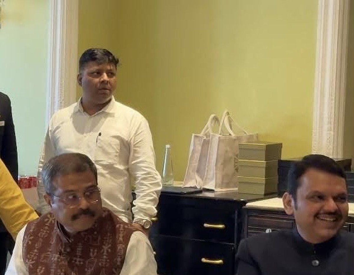 RoshanKrRaii's tweet photo. That blue shirt guy is Prakash Belwade, former PA of Dharmendra Pradhan 🤣

Pradhan is still so angry that CJP made him resign that he has to resort to these cheap tricks.

But caught RED HANDED. https://t.co/YXNFrfC3Sx