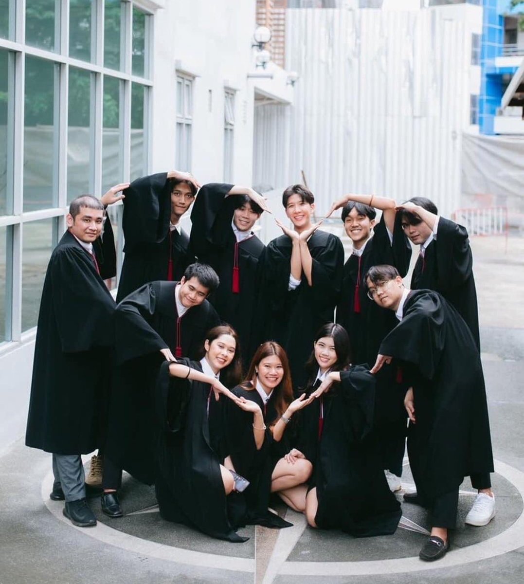 CellyFirfirTung's tweet photo. O Khao todo lindo tirando fotos de formatura com os amigos do curso em 2022 😍😍😍

#FirstKhaotung https://t.co/Qgd8ByOtfH