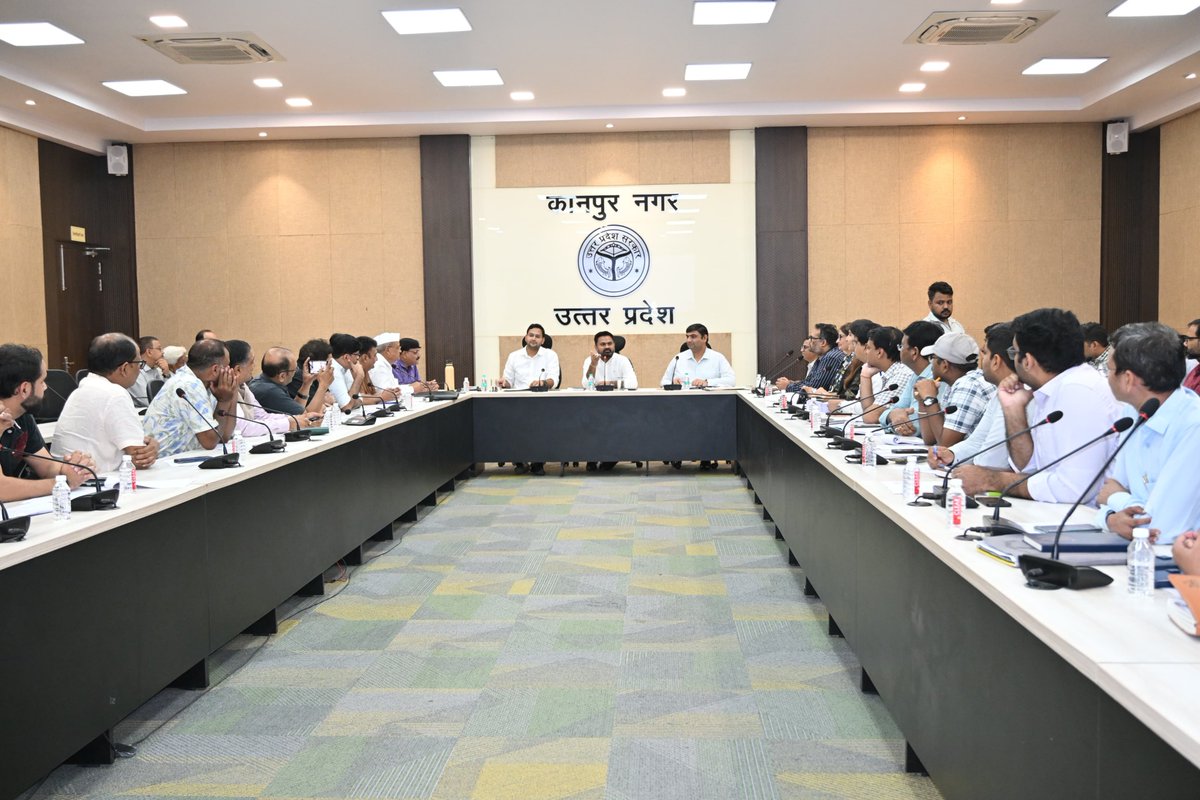 DMKanpur's tweet photo. आज 'उद्योग बंधु' एवं 'व्यापार बंधु' बैठक में उद्यमियों व व्यापारियों से सीधा संवाद किया गया।
उनकी समस्याओं को प्राथमिकता पर सुनते हुए संबंधित विभागों को स्पष्ट निर्देश दिए गए कि सभी मामलों का त्वरित, पारदर्शी और समयबद्ध निस्तारण सुनिश्चित करें। जनपद में निवेश और व्यापार के लिए सुरक्षित, सुगम व सकारात्मक माहौल तैयार रखना प्रशासन का संकल्प है। @CMOfficeUP
@InfoDeptUP @MSTawarIAS