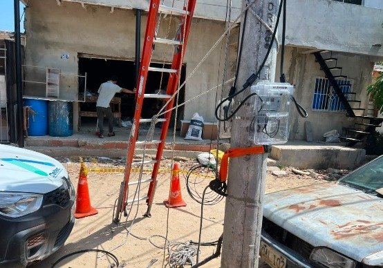 HENRYFOREROJ's tweet photo. Señores @Bquillaverde @alcaldiabquilla @ControlUrbanoBq @Aire_Energia @luchovoltios 
Esta carpintería no tiene permiso de operar en barrio residencial.  Es la segunda denuncia.  Conectado directo a la energia ! La queja de la ciudadanía es grande!! Para cuándo? https://t.co/7aJQdZRdqM