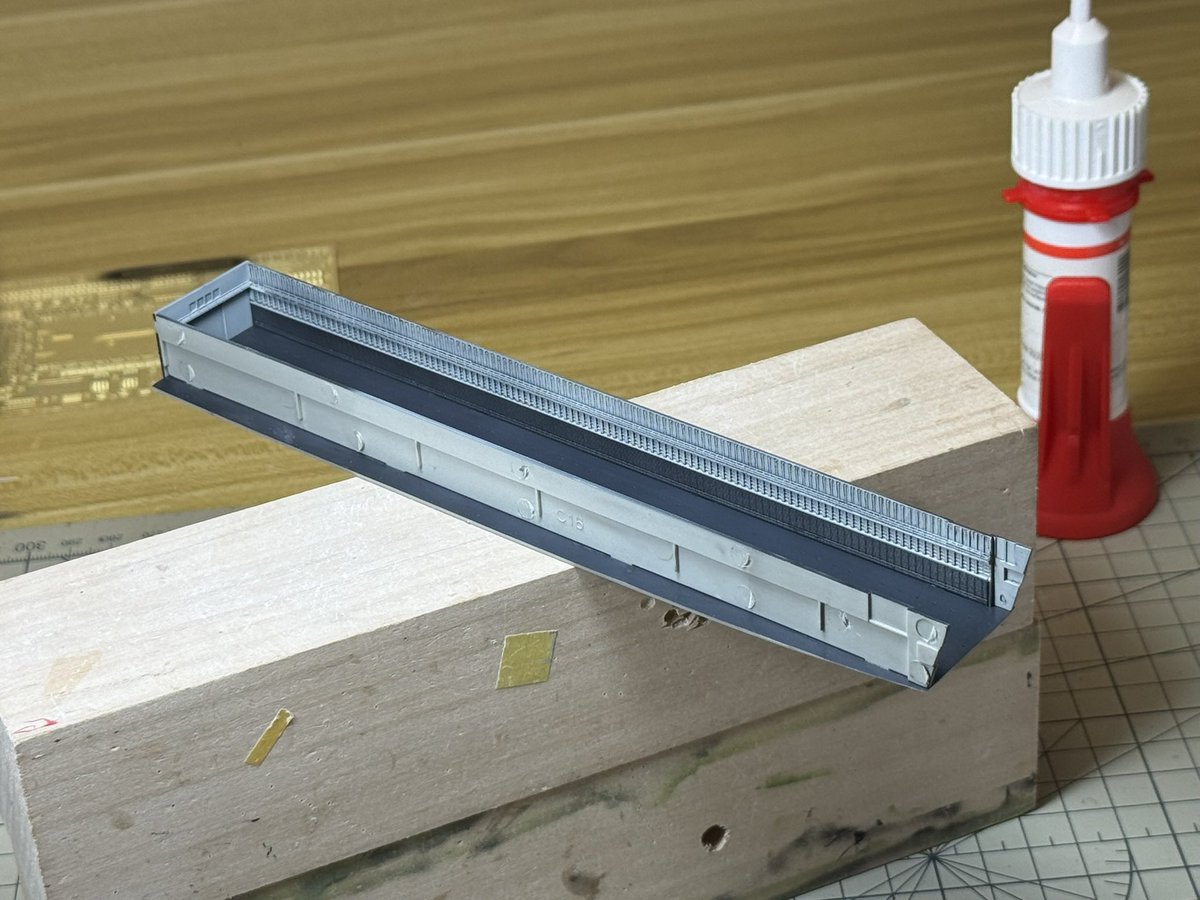 SHOKAKU_NANODAA's tweet photo. [1/700 Type 071 LPD WIP]

Once the well deck parts are assembled, attach the well deck to the hull.

#scalemodel  #shipmodel #艦船模型 #scalemodelling #scalemodeling https://t.co/H5EONEGNu8