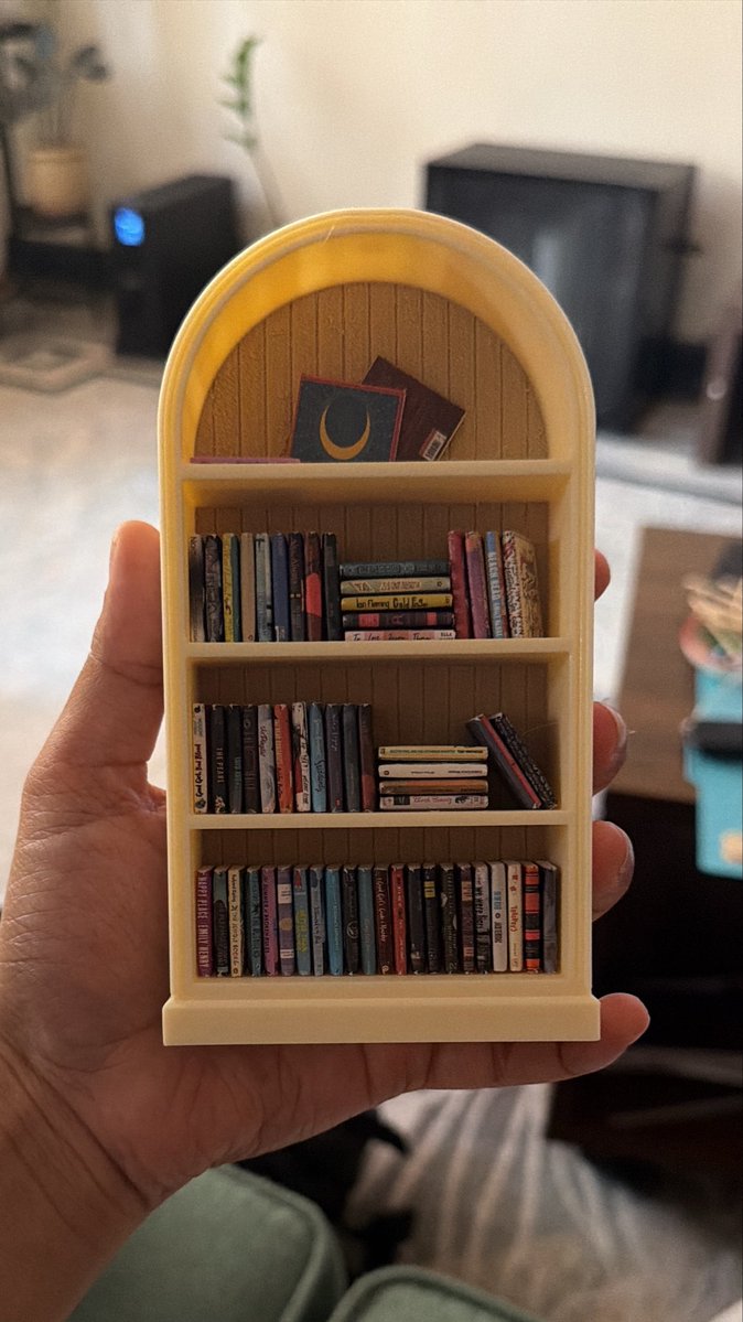 priyaaroul's tweet photo. made this cutest bookshelf, will add more Harry Potter themed miniatures in the next iteration https://t.co/DSWqX1c1Bl