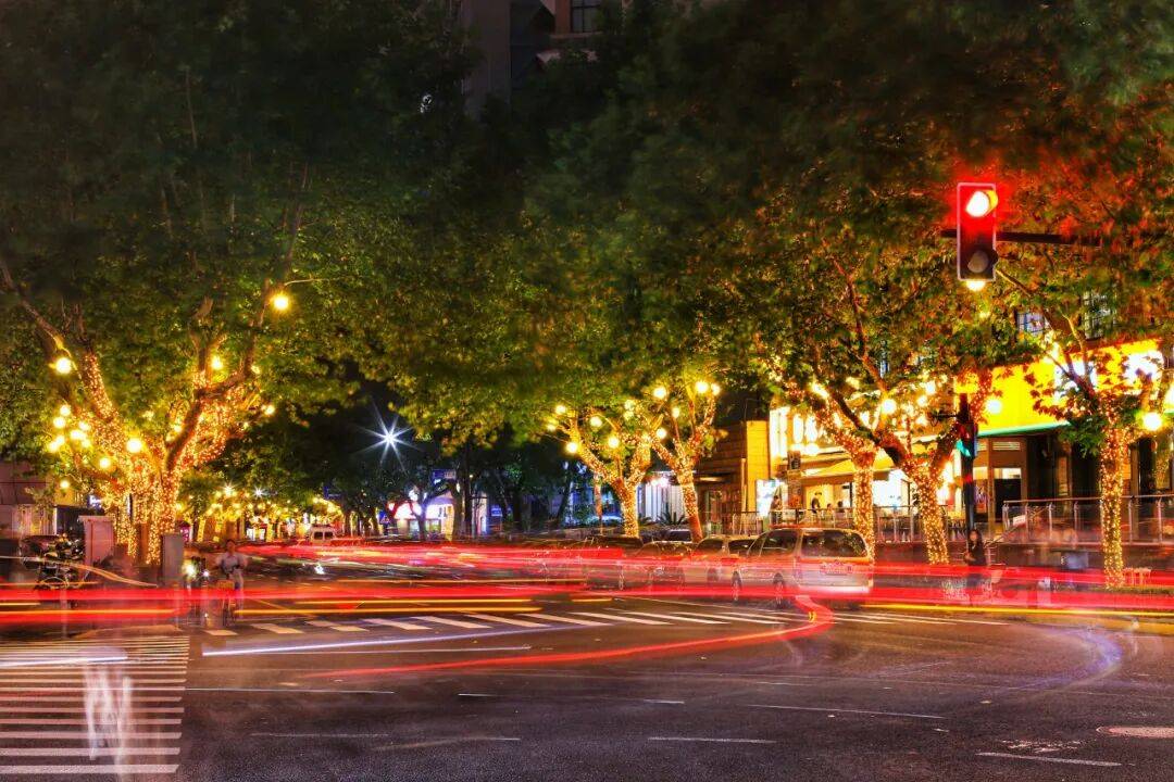 MagaliWhearppw's tweet photo. Atardecer naranja en la calle, el viento lleva el aroma de cafés recién hechos y risas de desconocidos. Un momento pequeo que se siente como todo el universo. https://t.co/fJEEYII8Hw