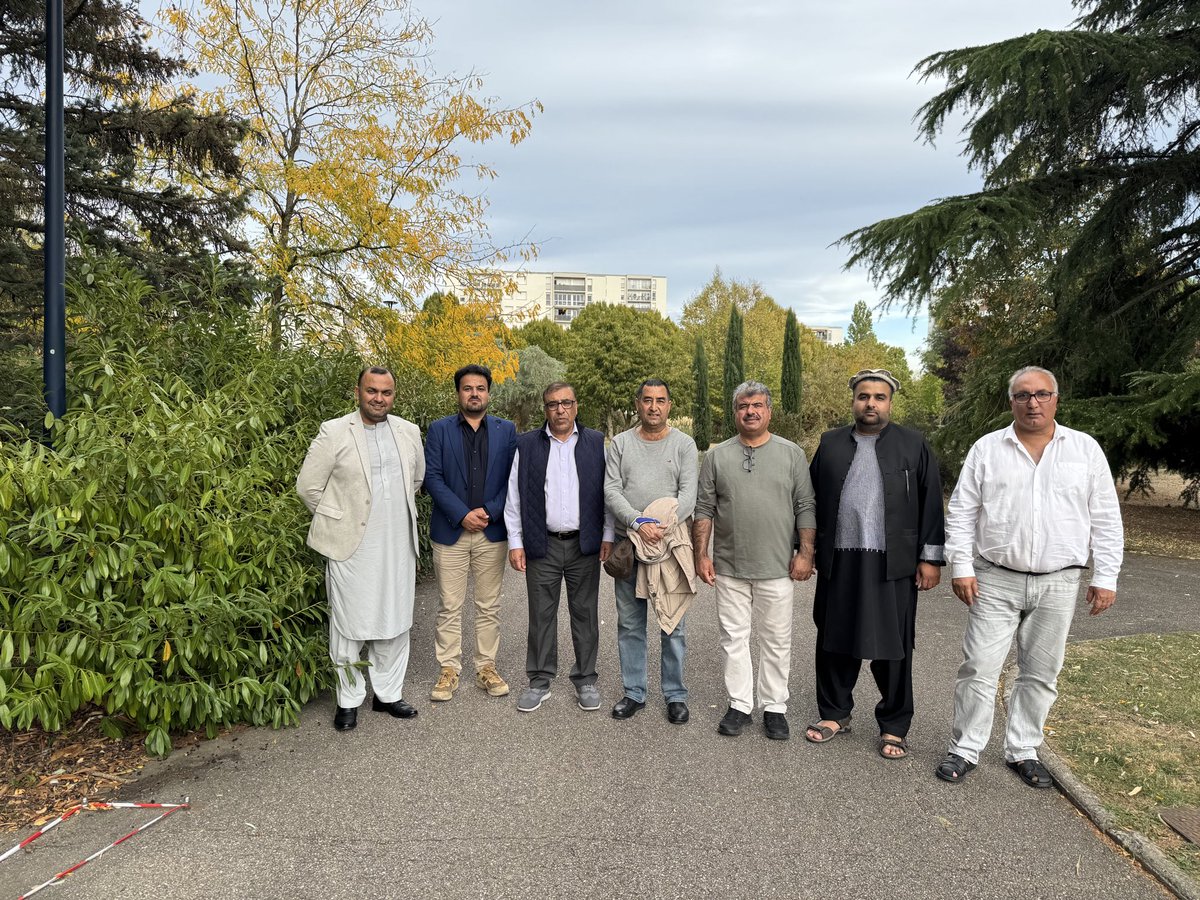 S_MIAKHEL's tweet photo. نن مو په فرانسه کې د لیوال صیب په کور کې د افغانستان د جمهوري غوښتونکو خوځښت په المان او فرانسه کې د دغه خوځښت د رهبري شورا د غړو تر منځ غونډه درلوده. د خوځښت د داخلي مسایلو تر څنګ مو د لوی جرګې د جوړولو لپاره تفصیلي بحث وکړ چې څنګه په داخل او بهر کې د افغانستان سیاسي، ټولنیر او مدني خوځښتونو، علمي او با نفوذه شخصیتونو سره اړیکه ونیسو تر څو د لوی جرګې د دایریدو لپاره ګډ اواز اوچت او په ملي او نړیواله کچه حمایت تر لاسه کړو.