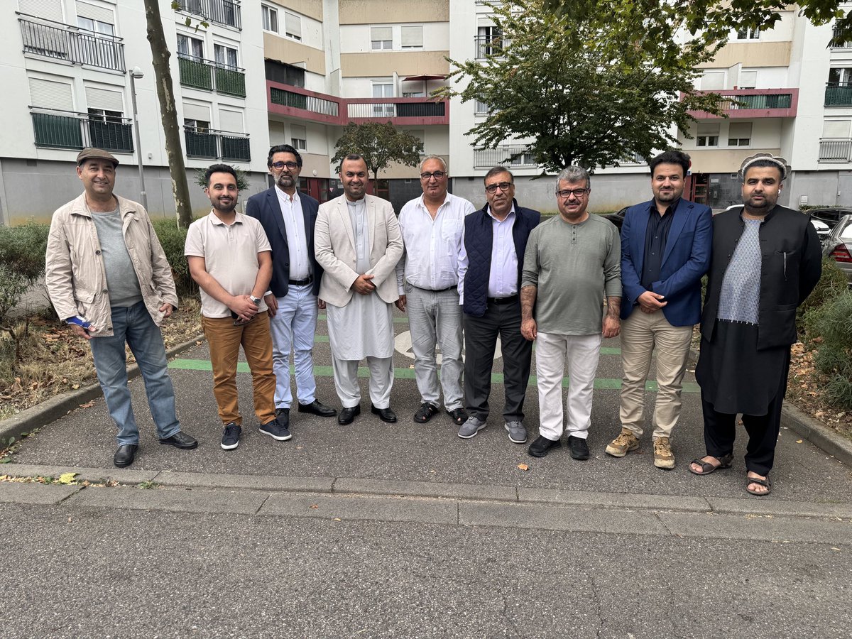 S_MIAKHEL's tweet photo. نن مو په فرانسه کې د لیوال صیب په کور کې د افغانستان د جمهوري غوښتونکو خوځښت په المان او فرانسه کې د دغه خوځښت د رهبري شورا د غړو تر منځ غونډه درلوده. د خوځښت د داخلي مسایلو تر څنګ مو د لوی جرګې د جوړولو لپاره تفصیلي بحث وکړ چې څنګه په داخل او بهر کې د افغانستان سیاسي، ټولنیر او مدني خوځښتونو، علمي او با نفوذه شخصیتونو سره اړیکه ونیسو تر څو د لوی جرګې د دایریدو لپاره ګډ اواز اوچت او په ملي او نړیواله کچه حمایت تر لاسه کړو.