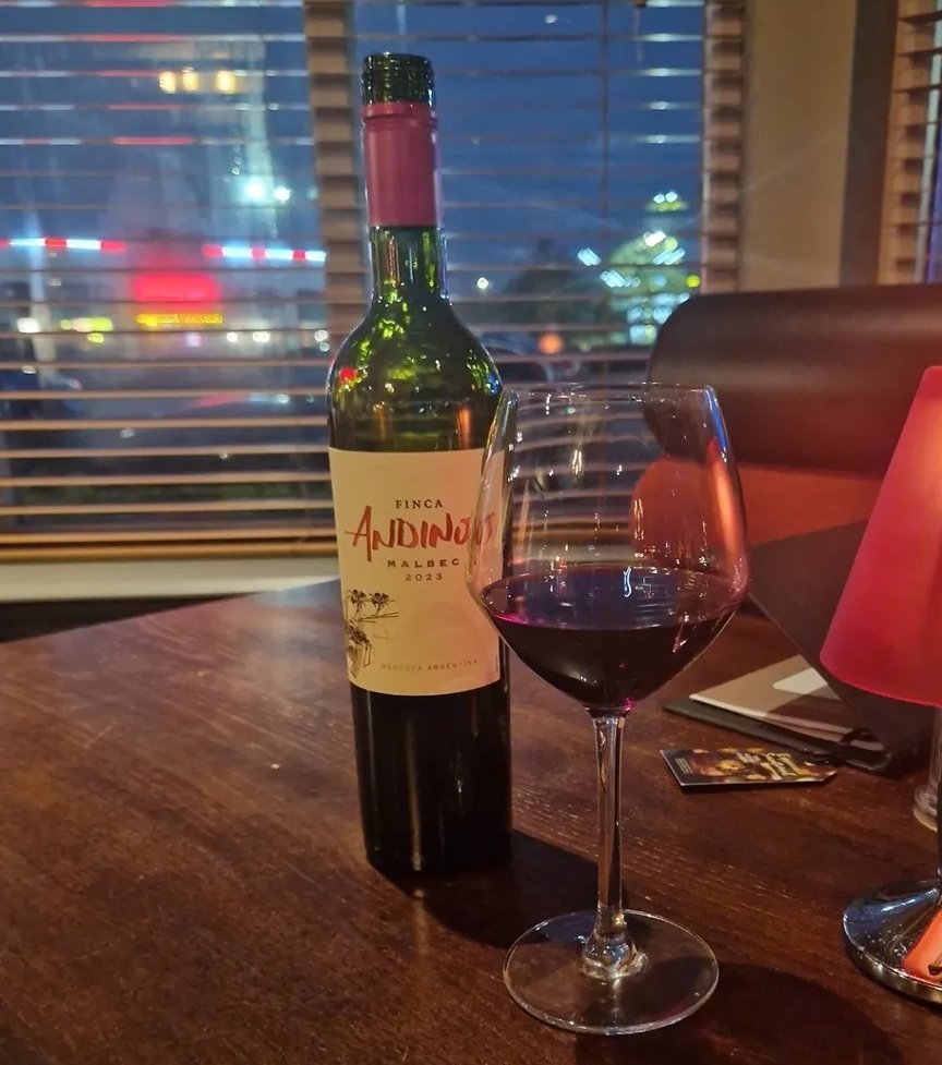 CharlieCarr739's tweet photo. Nice glass of wine whilst we dine https://t.co/igBUyoMFO4