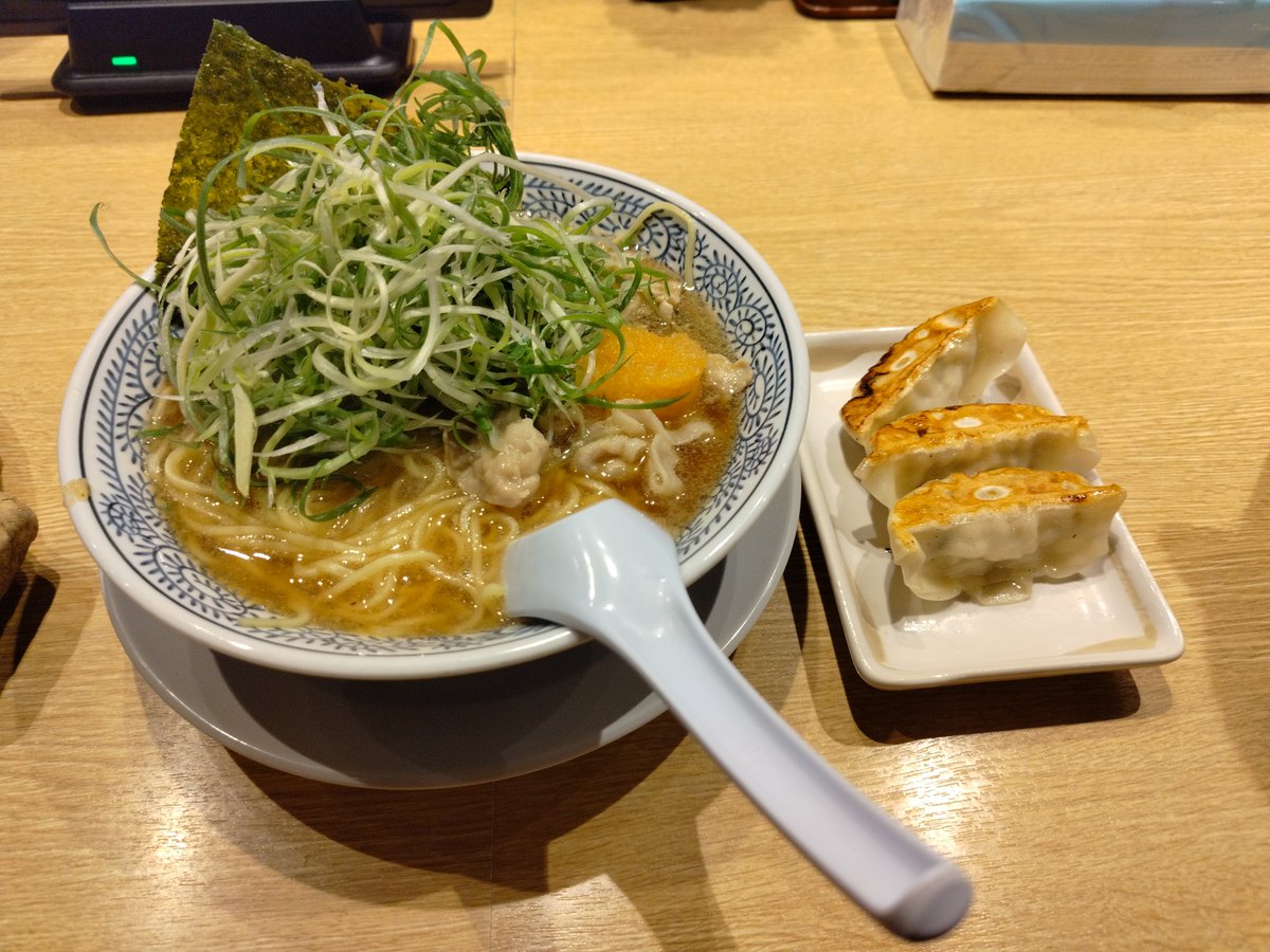 7mpersec's tweet photo. きょう、母がカテーテルを受けました。意外に重篤ではないとのことで、薬物治療ともう一つの施術により不整脈を取り除くことを勧められました。心臓リハビリののち金曜日には退院できそうです。
父はきのうから木曜日までショートステイに預かってもらっておりきょうはひとりで晩メシ。丸源ラーメン。 https://t.co/FMiVcd0yGS