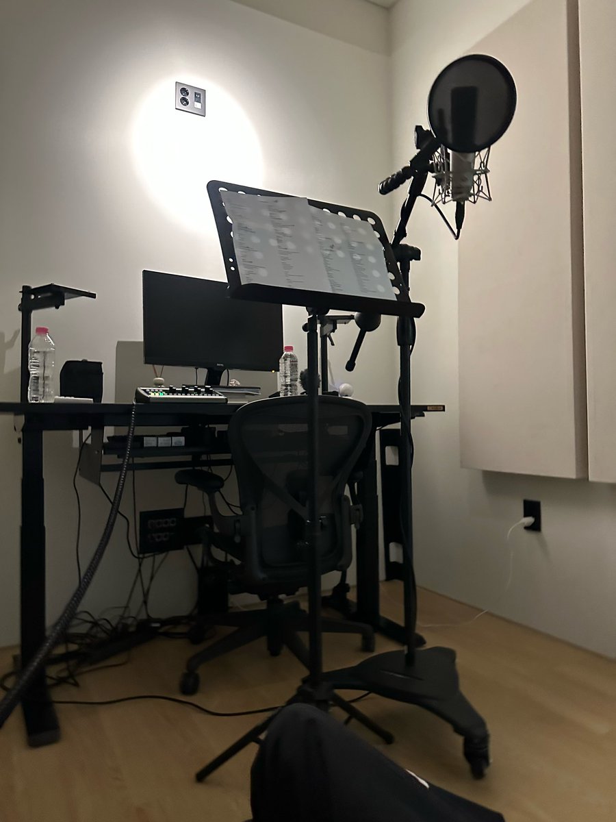 HYOYEON_Updates's tweet photo. [TRANS] 260929 🐯💌

<Photo>

🎤

Unnie  is recording🎤🎤🎤🎤

My tongue is getting twisted hahaha
I'll give you another spoiler in a few days, so wait for it! https://t.co/w2FxUWKOzX