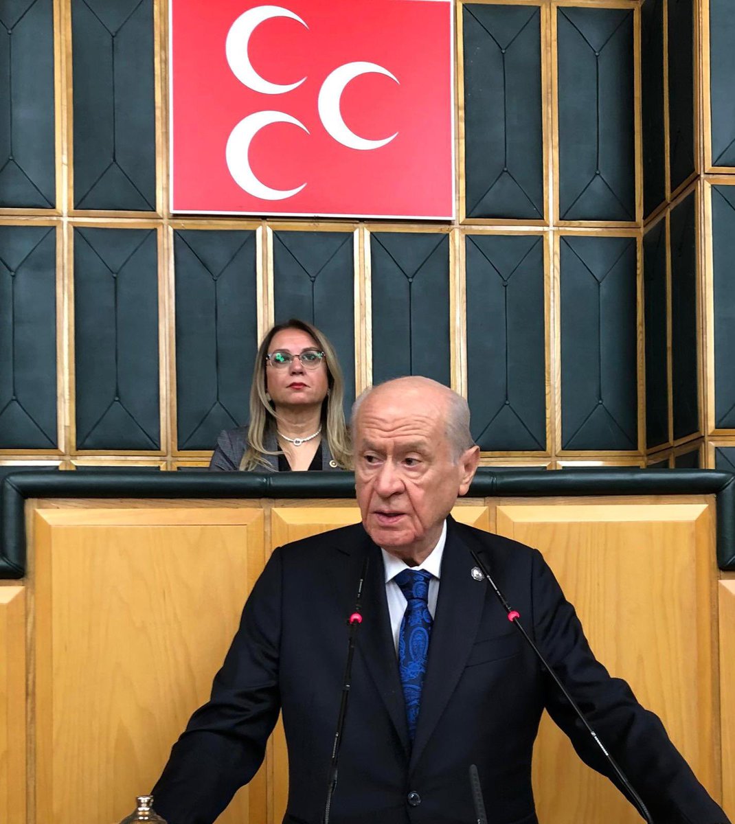 ayyildirim1's tweet photo. Liderimiz Sayın Devlet Bahçeli: Bilindiği gibi İstanbul Cumhuriyet Başsavcılığı, sermaye piyasasındaki işlemlere ilişkin yürüttüğü soruşturma kapsamında çok sayıda gözaltı ve tutuklama işlemi yapılmıştır. Ekonomi yetkilileri gelişmeleri fon piyasasının sınırlı bir bölümünde meydana gelen ve finansal sistemimize sirayet eden herhangi bir riskin mevzu bahis olmadığı şeklinde değerlendirmişlerdir. Piyasa bozucu işlemlere karıştığı değerlendirilen kişiler hakkındaki hukuki sürecin devam ettiği, bu faaliyetlerle ilgisi bulunmayan kişi ve şirketlere yönelik ise herhangi bir işlemin yapılmayacağı vurgulanmıştır.

Finansal istikrar komitesi, gelişmelerin finansal sisteme ve reel ekonomiye olumsuz yansımaması için başta piyasanın ihtiyaç duyduğu likidite olmak üzere gereken tedbirlerin alındığını açıklanmıştır.

Cumhurbaşkanımız Sayın Recep Tayyip Erdoğan da 28 Eylül 2026 günü yapılan kabine toplantısı sonrasındaki açıklamasında, fon krizine dair gerekli soruşturmaların yapıldığını belirterek, benzer bir sorunun tekrar yaşanmasının önüne geçmek için gerekli çalışmaların yapıldığını vurgulamış, ister piyasa manipülasyonu ile ister borsa oyunları ile ister belediyelerde yaşandığı gibi apacık yolsuzluk yaparak olsun, her kim milletin hakkına, malına, hukukuna el uzatırsa karşısında bizi bulur, devleti bulur diyerek, söz konusu olanın ülkenin ekonomik güvenliği, refahı ise bunda en küçük bir tereddüt gösterilmeyeceğini kararlılıkla ifade etmiştir.

Bugün de (29 Eylül 2026) ilgili ekonomi kurumlarıyla yapılan toplantı sonrası Cumhurbaşkanı Sayın Erdoğan tarafından yapılan açıklamada aynı kararlılık vurgulanmış; “devletin, milletin malına el uzatanlarla işimiz olmaz, hükümetimiz gündemine hakimdir, önemli kararlar aldık ve tüm kurumlarımızla meselenin üzerine gidiyoruz” denilmiştir.

Bu gelişmeler karşısında iki husus öne çıkmaktadır. Birincisi finansal piyasaların istikrarının devamı, ikincisi ise piyasa bozucu işlemlere tevessül edenlerden hukuk önünde hesap sorulmasıdır. Bir diğer husus ise mağdur edilen özellikle küçük yatırımcıların bu ve benzeri bir durumla karşılaşmaması için gerekli tedbirlerin alınmasıdır.

Yapılan açıklamalar bunları dikkate alan bir çerçevededir.

Hal böyle iken Türkiye’nin ekonomide, diplomaside, siyasette ve en önemlisi “terörsüz Türkiye” yolunda milli birlik ve bütünleşmede ön aldığı, ivme kaydettiği bir dönemde Türkiye’nin huzuruna kastetmek isteyenler devrededir.