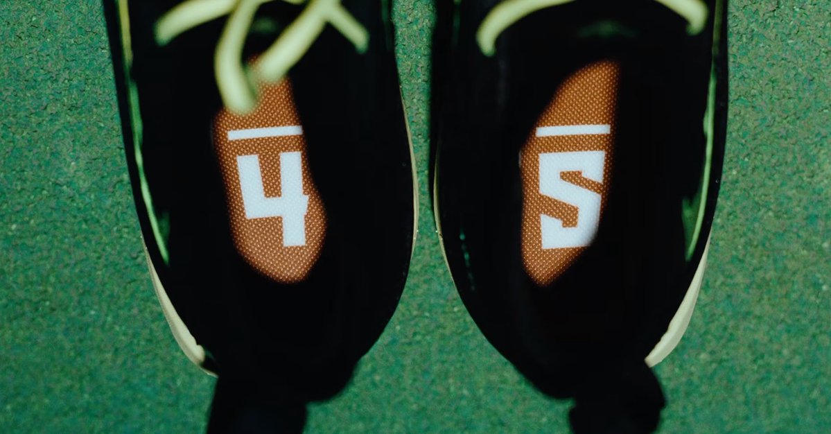 LivCleary's tweet photo. A really meaningful detail on Oregon’s new uniforms:

Hayward Field’s six original running lanes are featured with Lanes 4 and 5 highlighted in honor of Spencer Webb and Khyree Jackson.

Their numbers are also featured inside each cleat.

#GoDucks | @OregonDucks_SI 

https://t.co/AgpMdLTifU