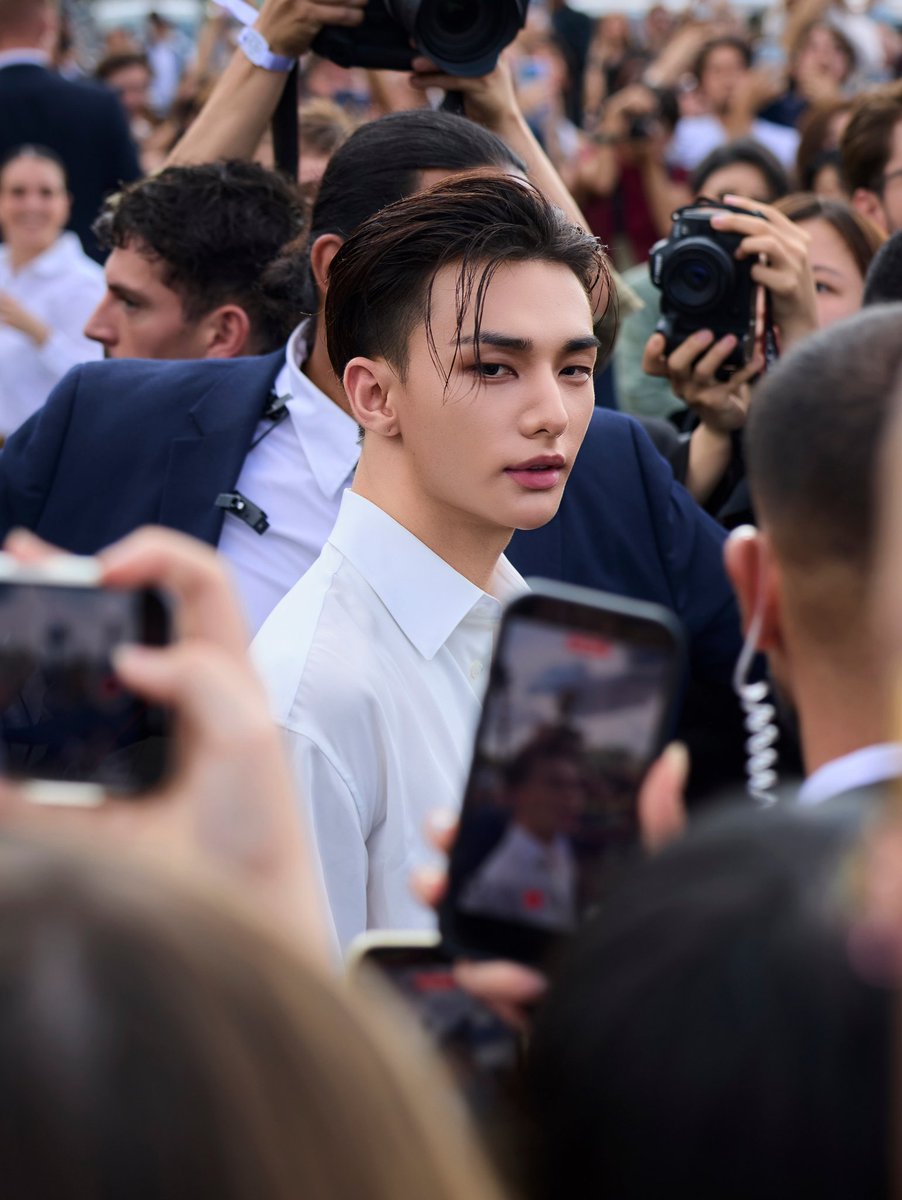 ssomi_SKZlove's tweet photo. HYUNJIN STUNS AT DIOR PFW 
#DiorSummer27_HYUNJIN
#HYUNJIN_PFW26 https://t.co/i5nofsLsIr