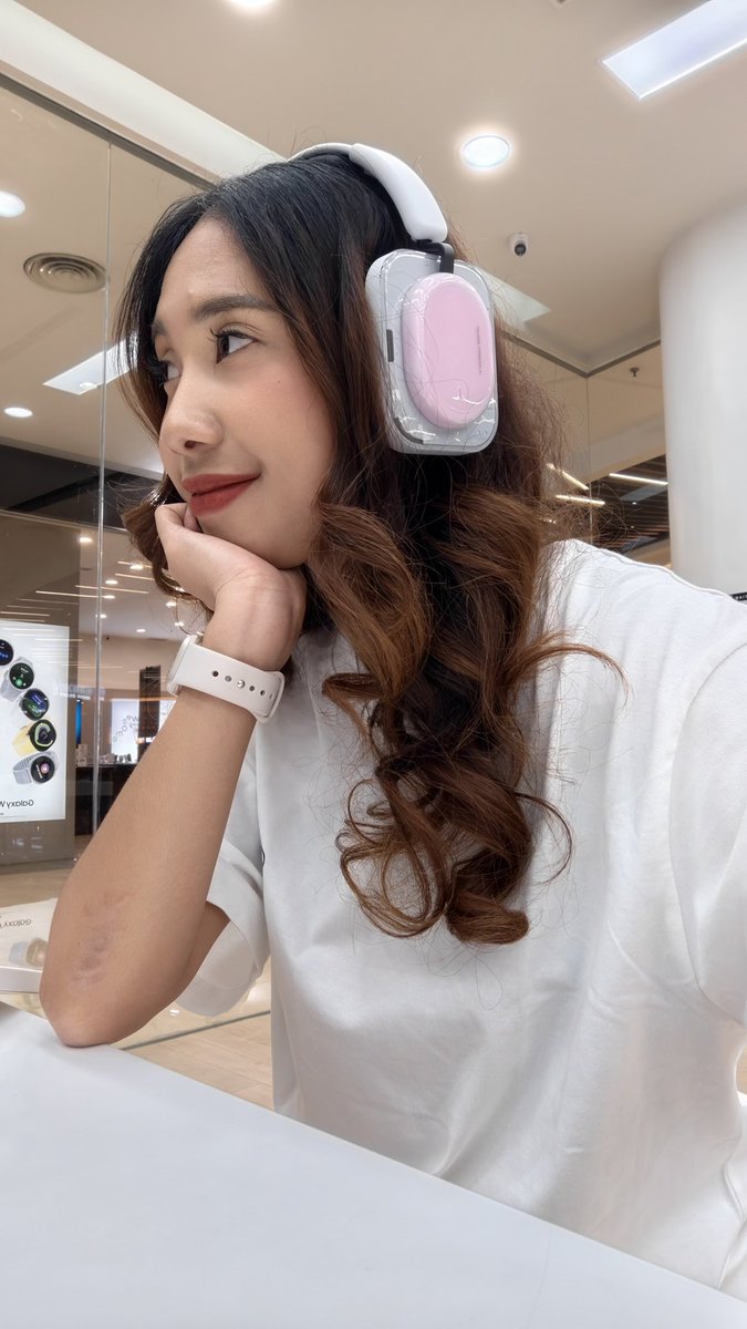 ayasthv's tweet photo. For everyone asking about the sound: IT’S SO GOOD! The sound is super clear, and the headphones are really comfortable to wear. They fit my ears perfectly, and you can even adjust the bass?!

I always trust Taehyung’s taste. He’s picky and doesn’t just choose anything 💕💅🧸 https://t.co/WcQhSR9kLX