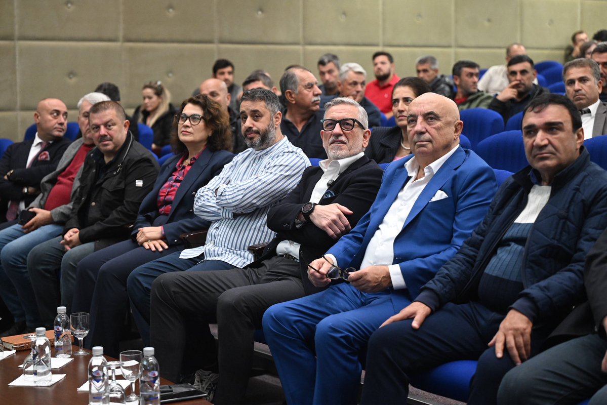 ibrahim_Burkay's tweet photo. Uludağ Yaş Meyve Sebze İhracatçıları Birliğimiz (UYMSİB) ev sahipliğinde düzenlenen “Yaş Meyve Sebze İhracatında Tedarikten Teslimata Süreç Sorunları ve Çözüm Önerileri” toplantısında sektör temsilcilerimizle bir araya geldik.

Yaş meyve ve sebze sektörümüzün ihracat yolculuğunda karşılaştığı sorunları ve çözüm önerilerini değerlendirdik. Sektörümüzün ihtiyaçlarının karşılanması ve ihracat gücümüzün daha da artırılması için 2030 Vizyonumuz doğrultusunda BTSO olarak UYMSİB ile güçlü iş birliğimizi sürdüreceğiz.

Bu verimli toplantı için değerli dostum, UYMSİB Yönetim Kurulu Başkanımız Hamdi Taner’e ve tüm sektör temsilcilerimize teşekkür ediyorum.

#GüçlüBursaİçinOmuzOmuza 🔵