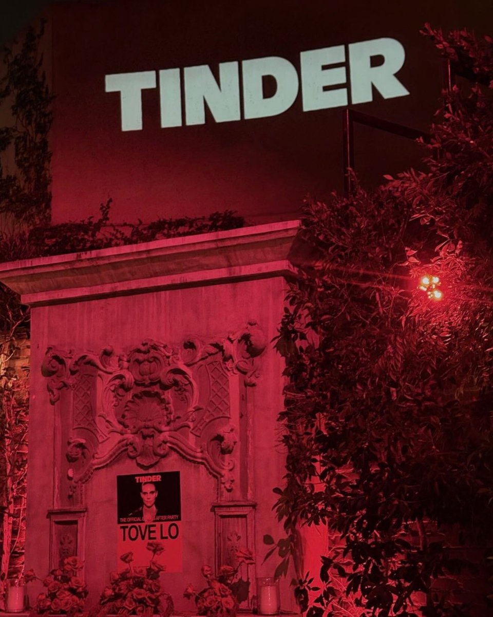 Tinder's tweet photo. @ToveLo dropped Estrus and we dropped everything to celebrate 🪩 More nights like this are waiting for you on Tinder Events ❤️‍🔥 https://t.co/2qBhyZTWE8