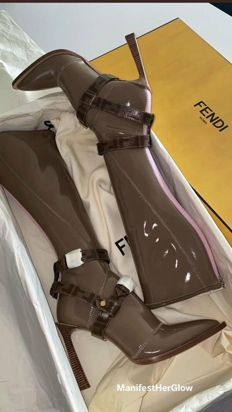 Outfit_Luxy's tweet photo. Fendi boots https://t.co/n7tMr5m48b