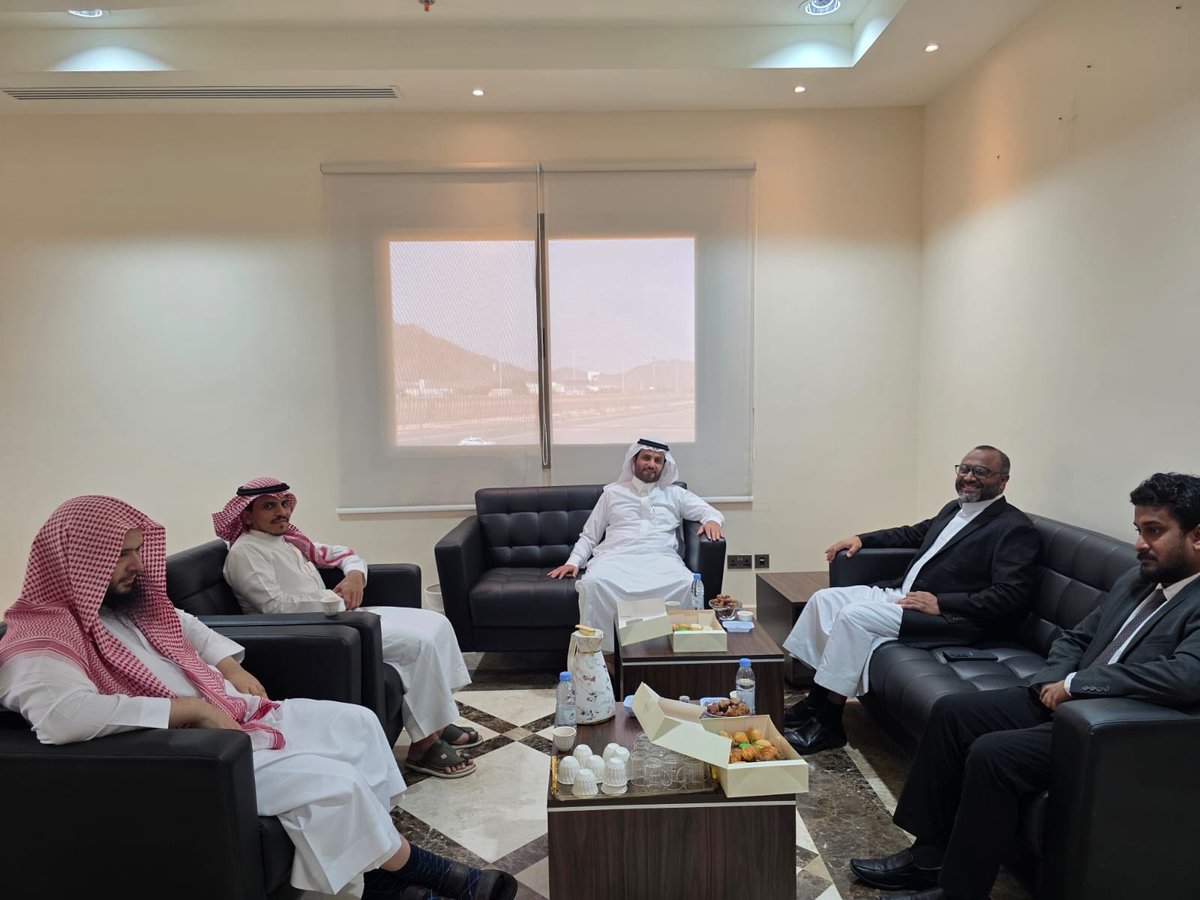 Col_Law_Isl_En's tweet photo. Dr. 'Abdullāh Ibn Sa'd Al-'Arīfī, Dean of Manārāt Al-'Ilm Private College, received His Excellency Dr. Muḥammad Shahīm 'Alī Sa'īd, Minister of Islamic Affairs and Endowments of the Maldives.

They discussed opportunities to strengthen academic and educational cooperation. https://t.co/uzG2CvrqMr