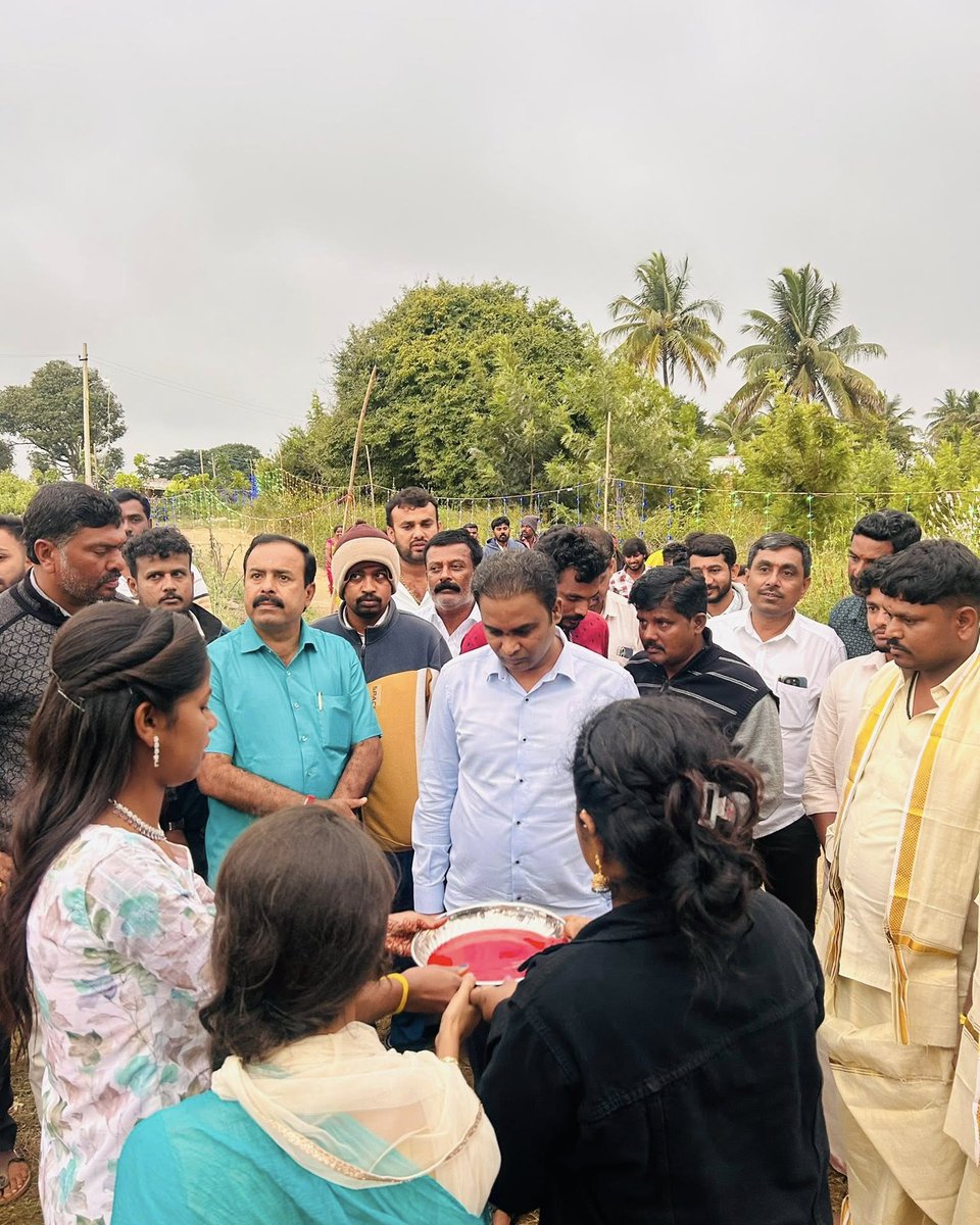 JonathanMalqriw's tweet photo. Today, I attended the consecration ceremony at the Gangamma Devi Temple in Batterayanahalli village. @mla_manjunath_gowda https://t.co/XbBM0I5ieW