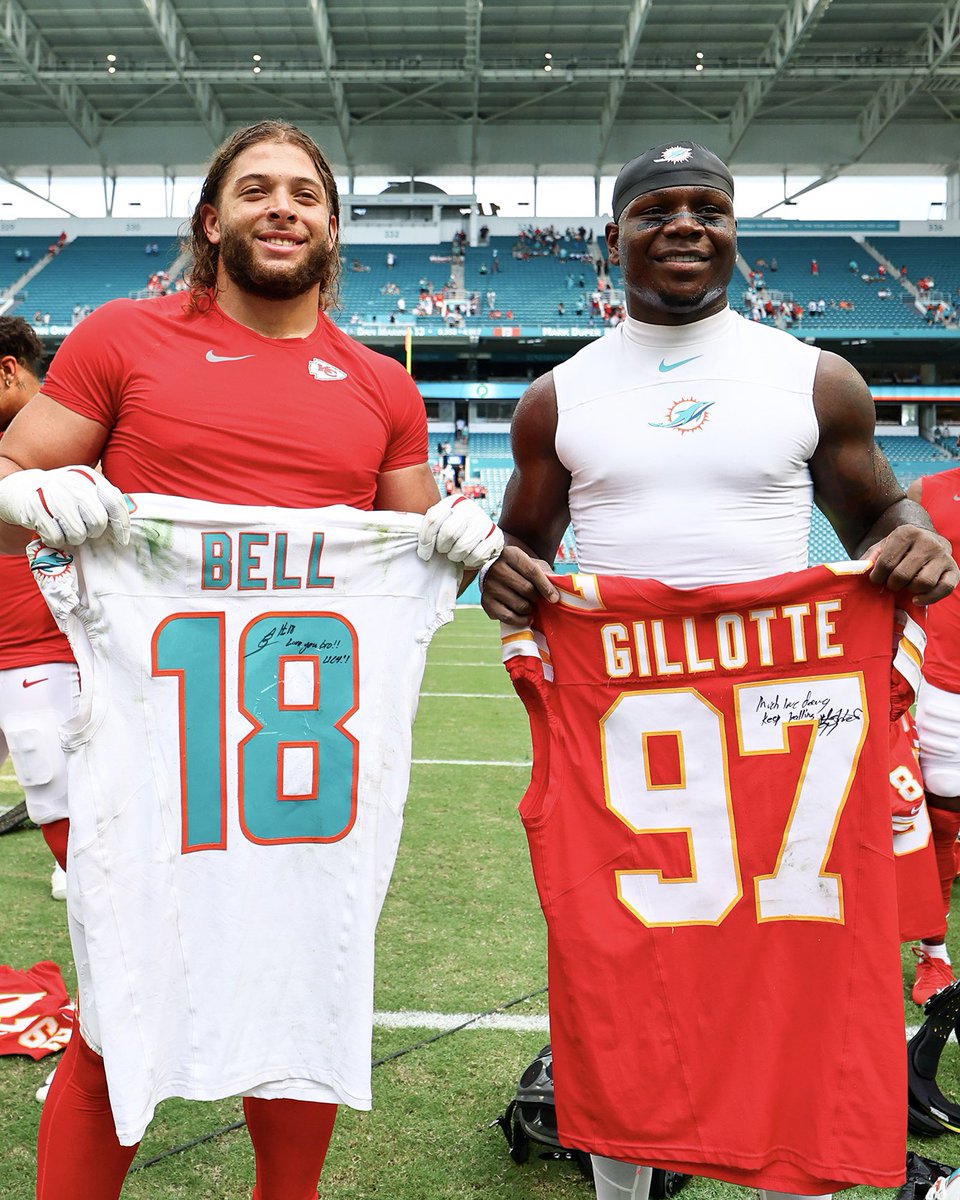 LouisvilleFB's tweet photo. Cardinals Forever. 

📸 @Chiefs Photo

#GoCards https://t.co/I4QW7wmiX7