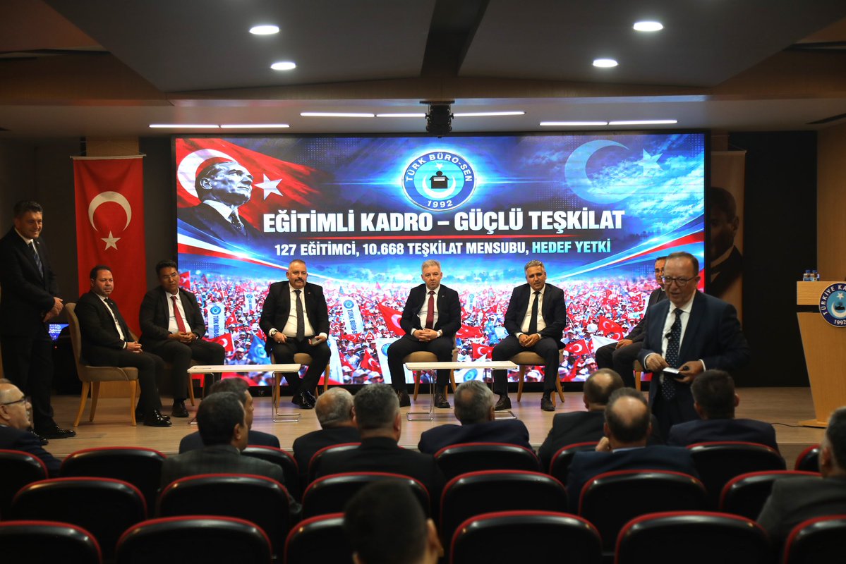 TurkesGuney's tweet photo. 📌 EĞİTİMCİLERİN EĞİTİMİ 1. GRUP TAMAMLANDI

📌 Türkiye Kamu-Sen Genel Başkanımız Sayın Önder Kahveci, Genel Merkez Yönetimimiz, Şube Başkanlarımız ve İl Temsilcilerimizin katılımlarıyla düzenlediğimiz “Eğitimcilerin Eğitimi” programımızın 1. Grup 2. Gününü tamamladık.

📌 Programımızın ikinci gününde; Genel Başkanımız Sayın Türkeş Güney’in "Eğitimcilerin Eğitimi" programının amacı olan 127 şube ve il temsilcisi, yetkili organlardaki 10.668 kişiye ulaşması hedeflenen sendikal eğitimi, Prof. Dr. Servet Özdemir hocamızın "Üyeyi anlamak, temsili güçlendirmek" başlıklı sunumları ve Genel Başkan Yardımcılarımızın sekreteryalarına yönelik bilgilendirme ve değerlendirmeleriyle verimli bir eğitim günü gerçekleştirdik.

📌 Teşkilatımızın sahadaki gücünü artırmak, bilgi birikimini geliştirmek, temsil kabiliyetini güçlendirmek ve ortak çalışma kültürümüzü daha ileriye taşımak amacıyla düzenlenen programımızda; sendikal mücadelemize katkı sunacak önemli başlıklar ele alındı.

📌 Son derece verimli geçen toplantımızda bizlere değerli katkılar sunan kıymetli akademisyenlerimize, programa katılım sağlayan Şube Başkanlarımıza, İl Temsilcilerimize ve organizasyonda emeği geçen tüm teşkilat mensuplarımıza teşekkür ediyoruz.

📌 Eğitimle güçlenen teşkilatımızla, Türk Büro-Sen mücadelemizi sahada ve masada daha kararlı ve daha güçlü şekilde sürdüreceğiz.