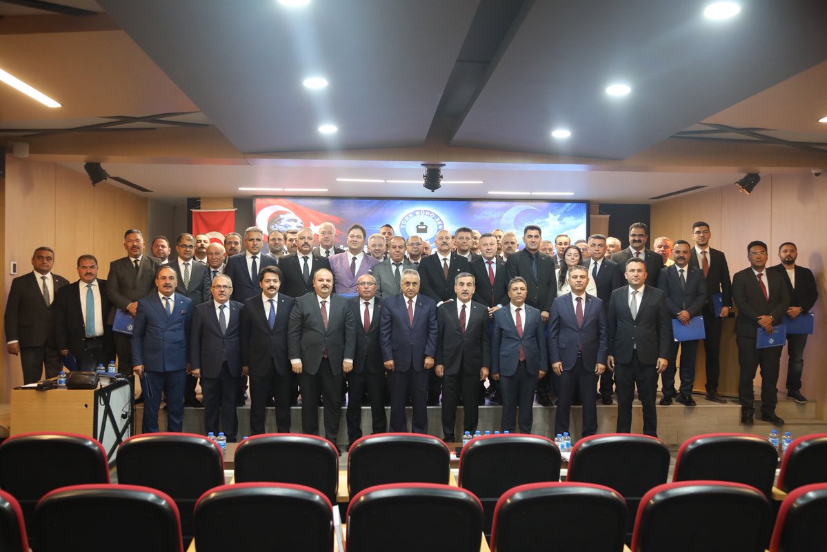 TurkesGuney's tweet photo. 📌 EĞİTİMCİLERİN EĞİTİMİ 1. GRUP TAMAMLANDI

📌 Türkiye Kamu-Sen Genel Başkanımız Sayın Önder Kahveci, Genel Merkez Yönetimimiz, Şube Başkanlarımız ve İl Temsilcilerimizin katılımlarıyla düzenlediğimiz “Eğitimcilerin Eğitimi” programımızın 1. Grup 2. Gününü tamamladık.

📌 Programımızın ikinci gününde; Genel Başkanımız Sayın Türkeş Güney’in "Eğitimcilerin Eğitimi" programının amacı olan 127 şube ve il temsilcisi, yetkili organlardaki 10.668 kişiye ulaşması hedeflenen sendikal eğitimi, Prof. Dr. Servet Özdemir hocamızın "Üyeyi anlamak, temsili güçlendirmek" başlıklı sunumları ve Genel Başkan Yardımcılarımızın sekreteryalarına yönelik bilgilendirme ve değerlendirmeleriyle verimli bir eğitim günü gerçekleştirdik.

📌 Teşkilatımızın sahadaki gücünü artırmak, bilgi birikimini geliştirmek, temsil kabiliyetini güçlendirmek ve ortak çalışma kültürümüzü daha ileriye taşımak amacıyla düzenlenen programımızda; sendikal mücadelemize katkı sunacak önemli başlıklar ele alındı.

📌 Son derece verimli geçen toplantımızda bizlere değerli katkılar sunan kıymetli akademisyenlerimize, programa katılım sağlayan Şube Başkanlarımıza, İl Temsilcilerimize ve organizasyonda emeği geçen tüm teşkilat mensuplarımıza teşekkür ediyoruz.

📌 Eğitimle güçlenen teşkilatımızla, Türk Büro-Sen mücadelemizi sahada ve masada daha kararlı ve daha güçlü şekilde sürdüreceğiz.