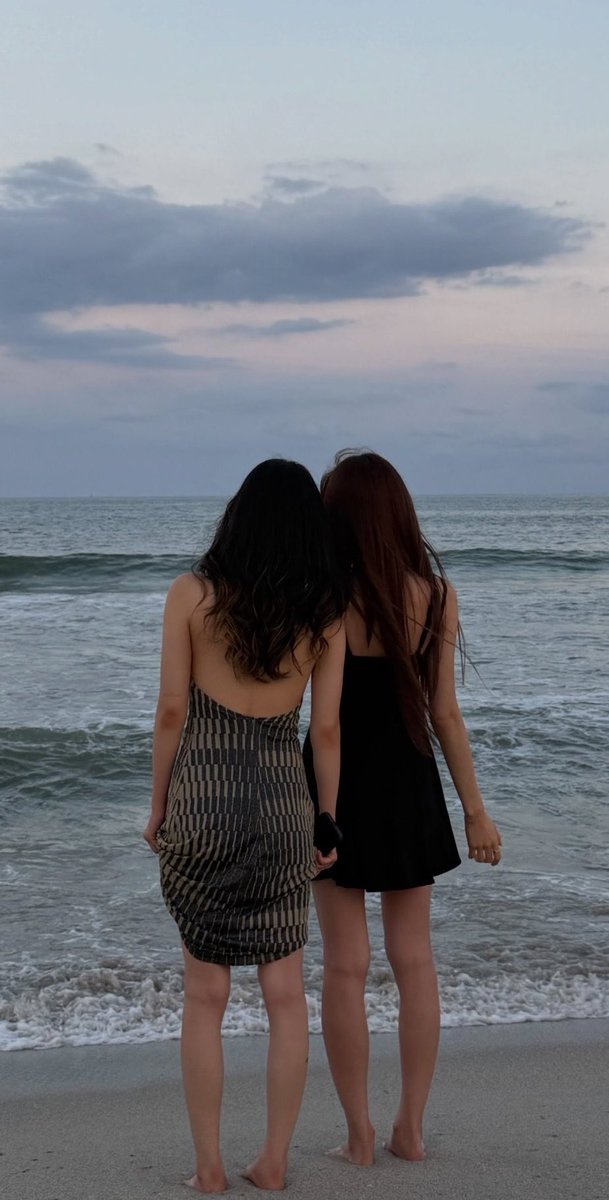 paraglideee's tweet photo. straight out of lesbian coming of age movie https://t.co/dqtaAnDucL