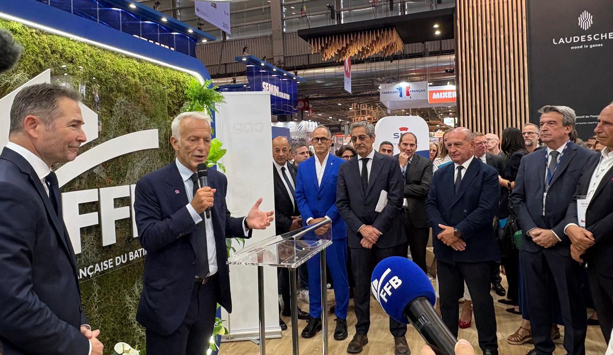 PatrickMartin_1's tweet photo. Au salon @BATIMAT, au contact de ceux qui font.

Des entreprises qui innovent, décarbonent, recyclent et produisent en France : des échanges très concrets avec Guillaume de Göys et les acteurs de la filière aluminium.

Heureux d’avoir inauguré le stand de la @FFBatiment aux côtés de son président Frédéric Carré et du ministre Serge Papin. J’y ai rappelé combien le bâtiment est essentiel à l’emploi des jeunes et à notre capacité à répondre à la crise du logement.