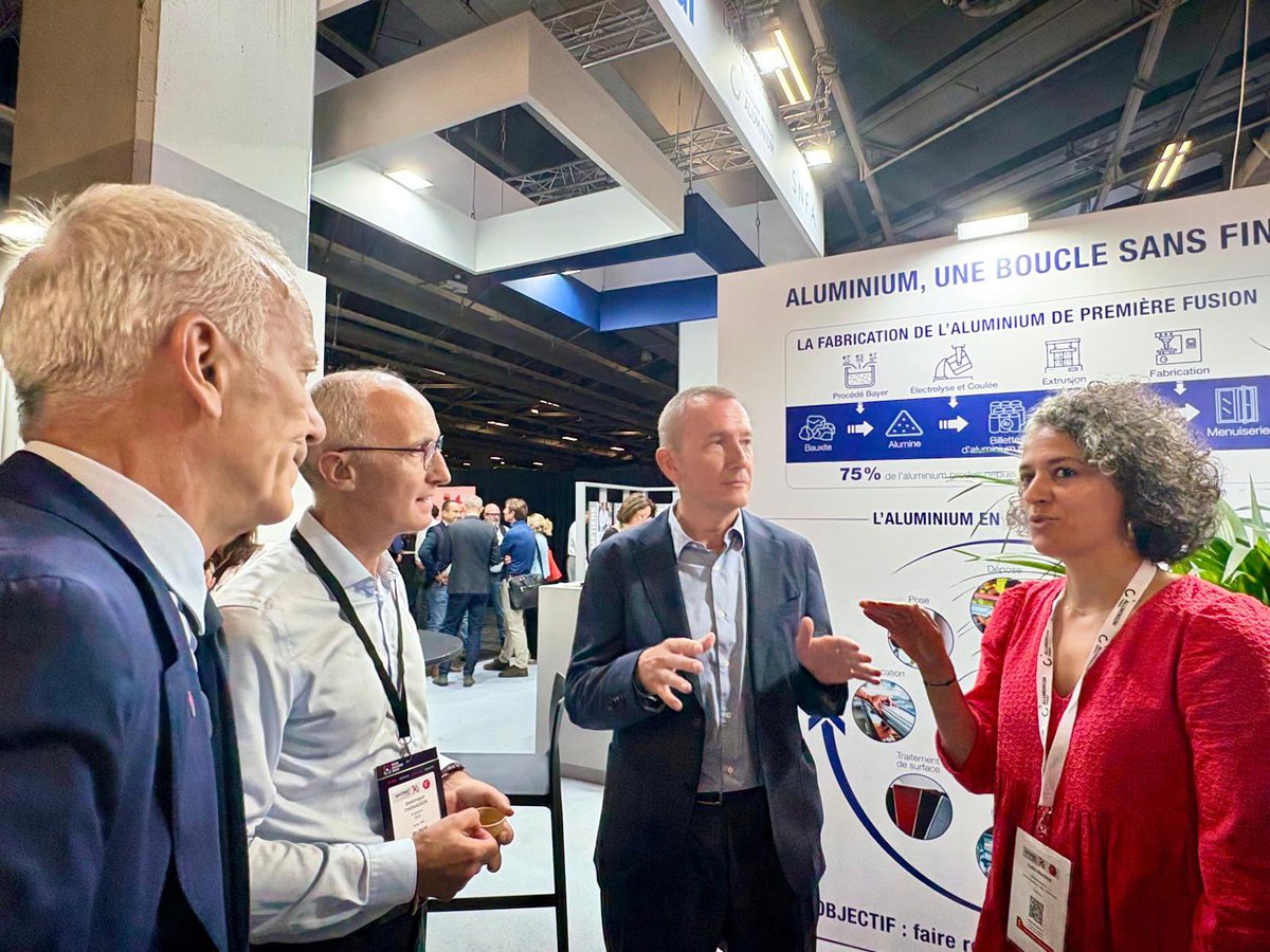 PatrickMartin_1's tweet photo. Au salon @BATIMAT, au contact de ceux qui font.

Des entreprises qui innovent, décarbonent, recyclent et produisent en France : des échanges très concrets avec Guillaume de Göys et les acteurs de la filière aluminium.

Heureux d’avoir inauguré le stand de la @FFBatiment aux côtés de son président Frédéric Carré et du ministre Serge Papin. J’y ai rappelé combien le bâtiment est essentiel à l’emploi des jeunes et à notre capacité à répondre à la crise du logement.