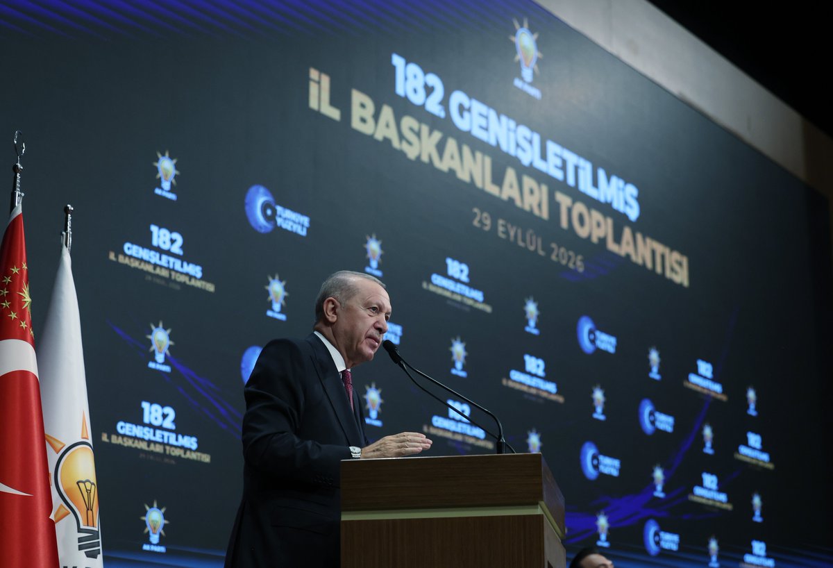 RTErdogan's tweet photo. 25 yılda biz tüm Türkiye’ye şunu gösterdik:

Nerede bir sorun, sıkıntı varsa Ankara onu mutlaka çözer.

Bize olan güveni bugüne kadar boşa çıkarmadık, inşallah bundan sonra da bu itimadı sarsmayacağımızdan herkes emin olsun. https://t.co/8jg1hZaOnY