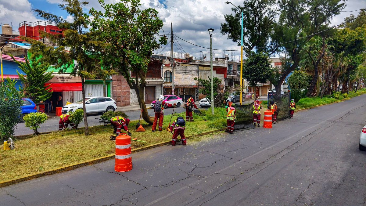 SOBSECDMX's tweet photo. Con la #Megajornada de servicios llegamos a la colonia Moctezuma 2ª Sección, en Venustiano Carranza, tras el recorrido No. 62 del programa #CasaXCasa, a fin de dar respuesta pronta y directa a las necesidades identificadas en territorio. https://t.co/aQJB3MHZHL